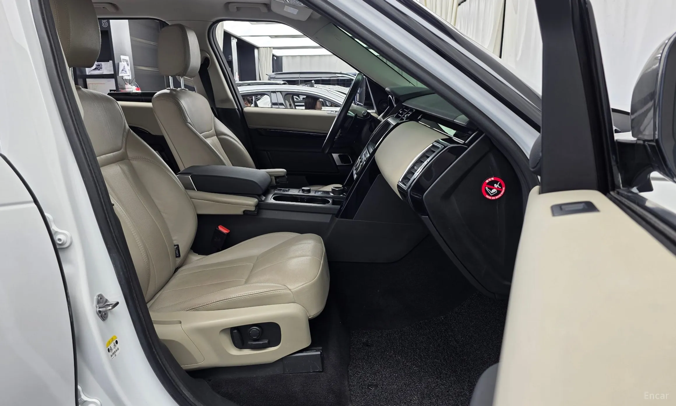 Land Rover Discovery 5 превью 11