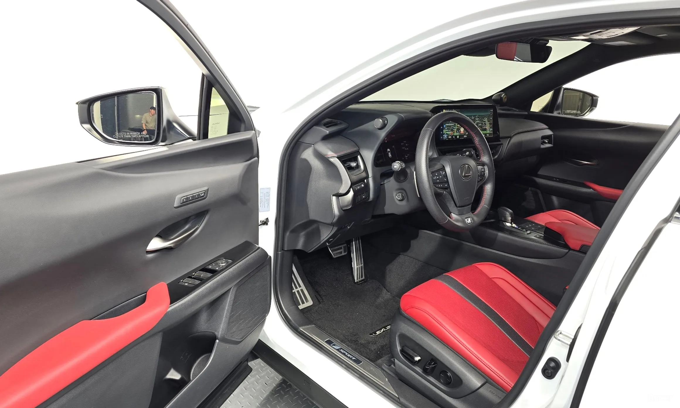 Lexus UX300h превью 10