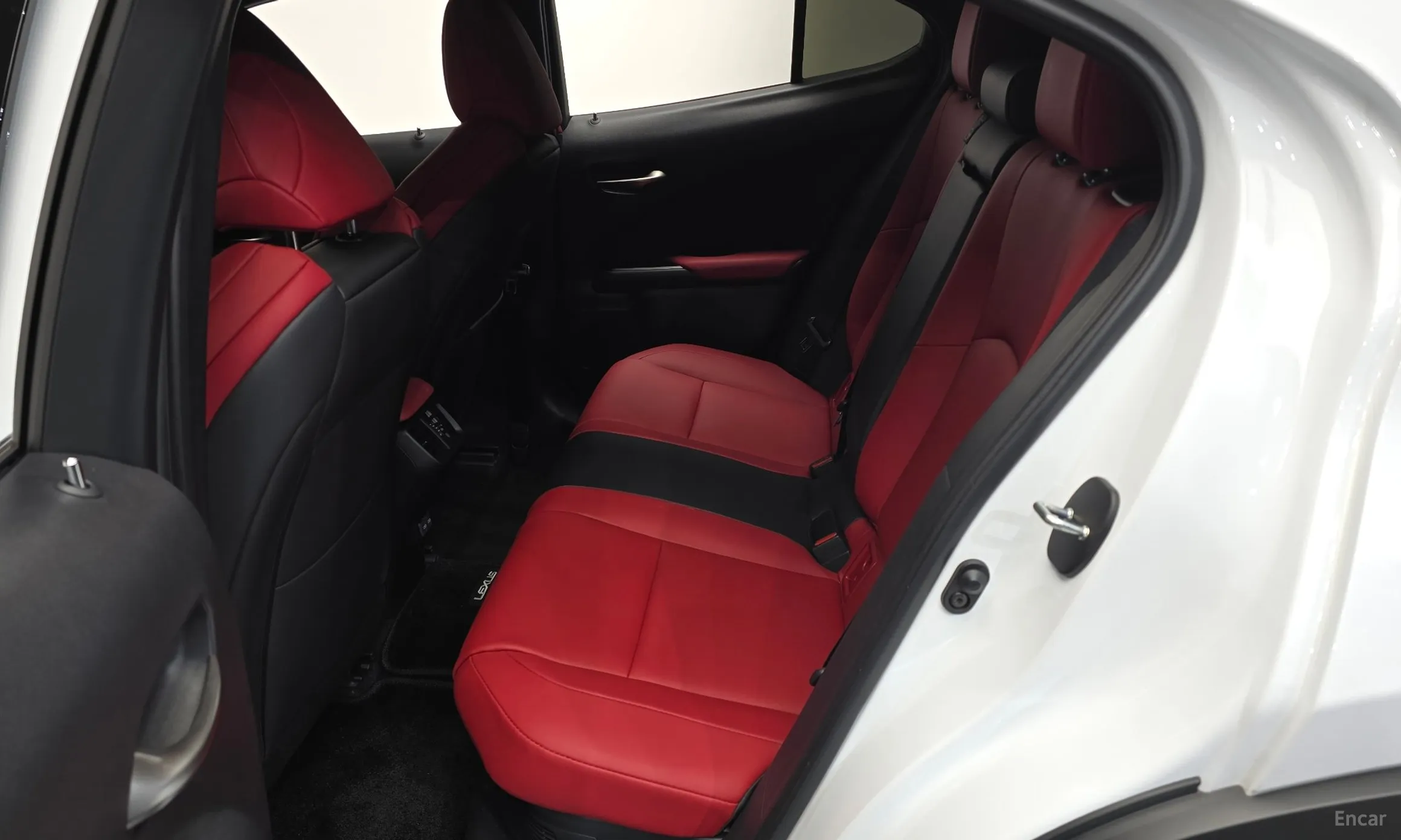 Lexus UX300h превью 11