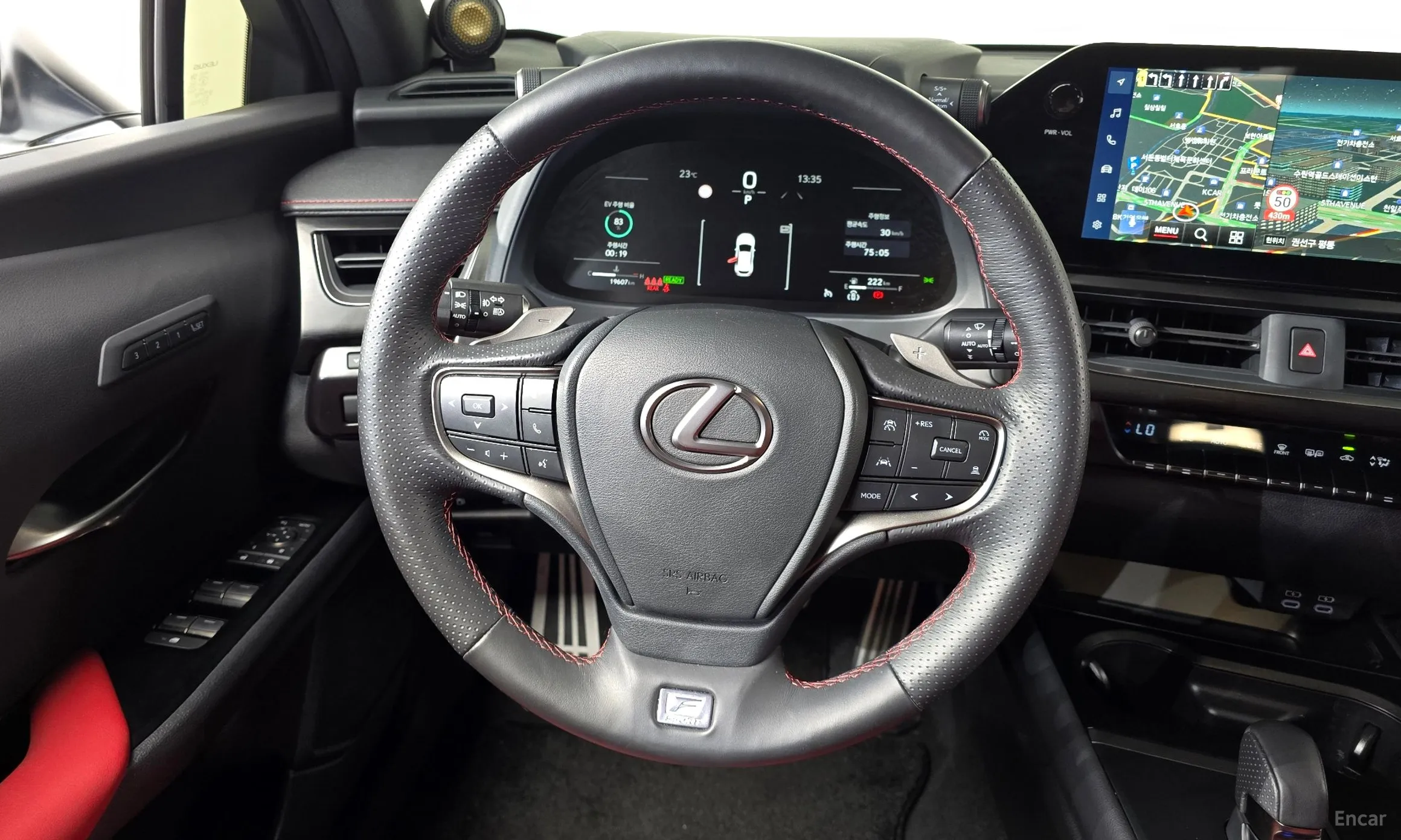 Lexus UX300h превью 13