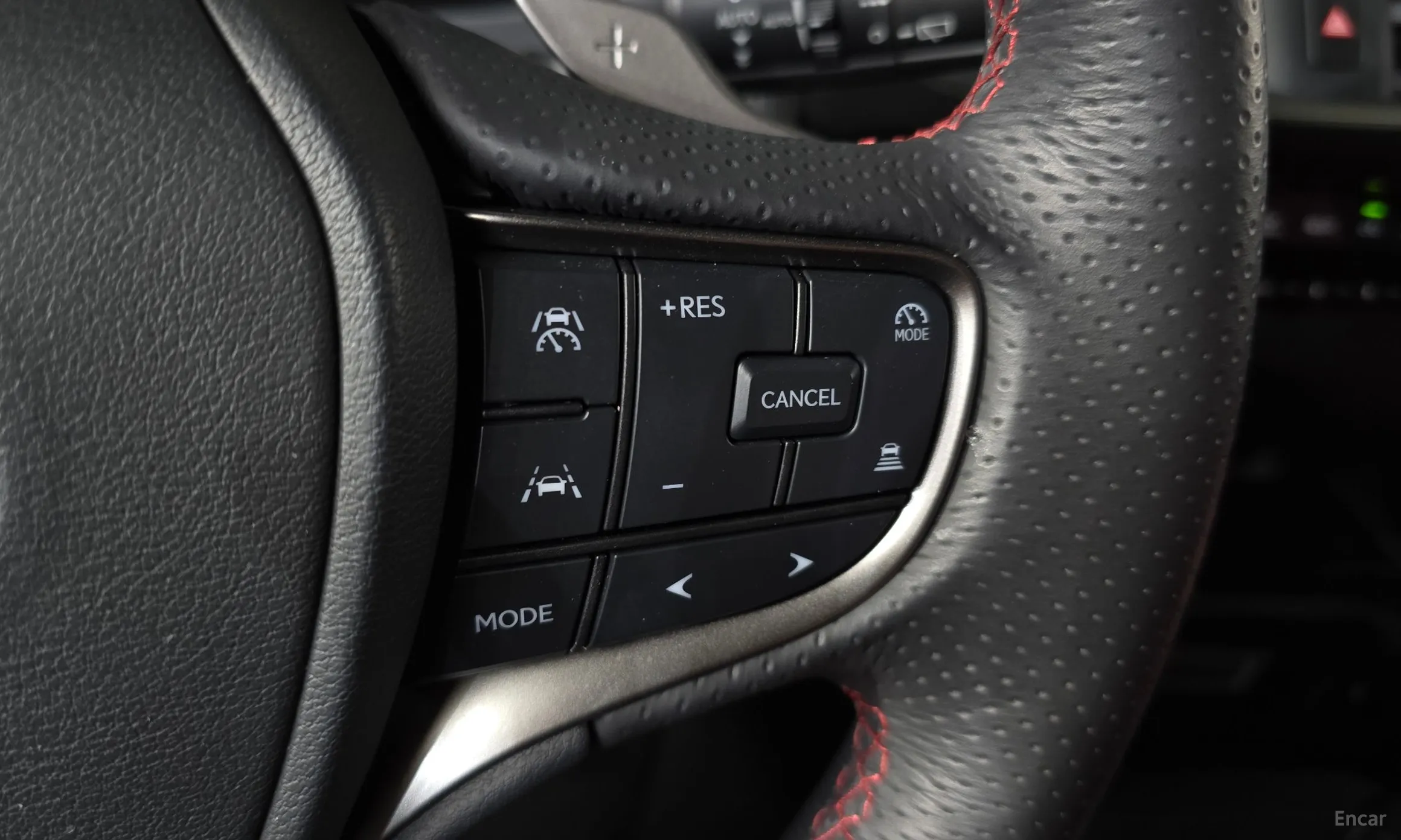 Lexus UX300h превью 15