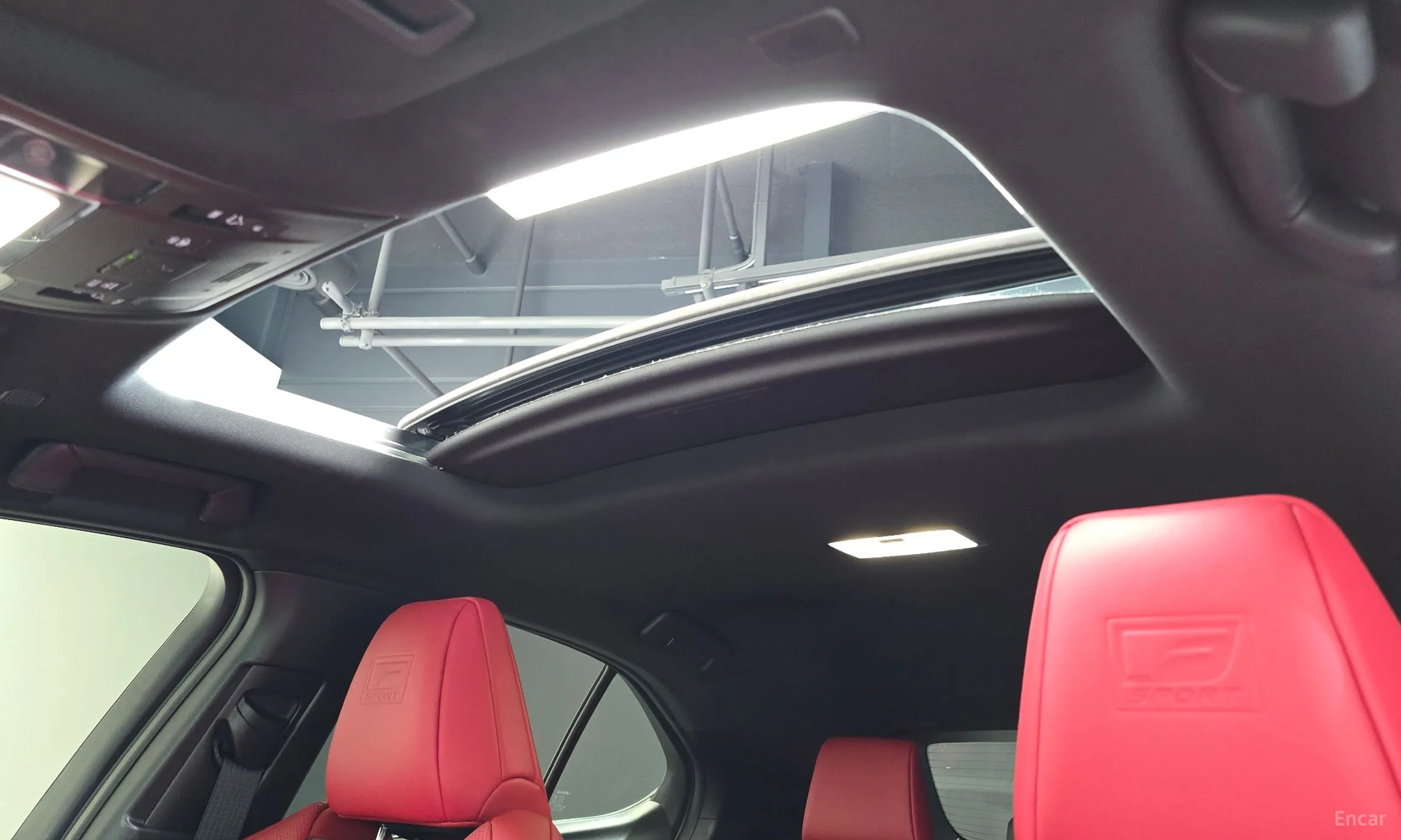Lexus UX300h превью 16