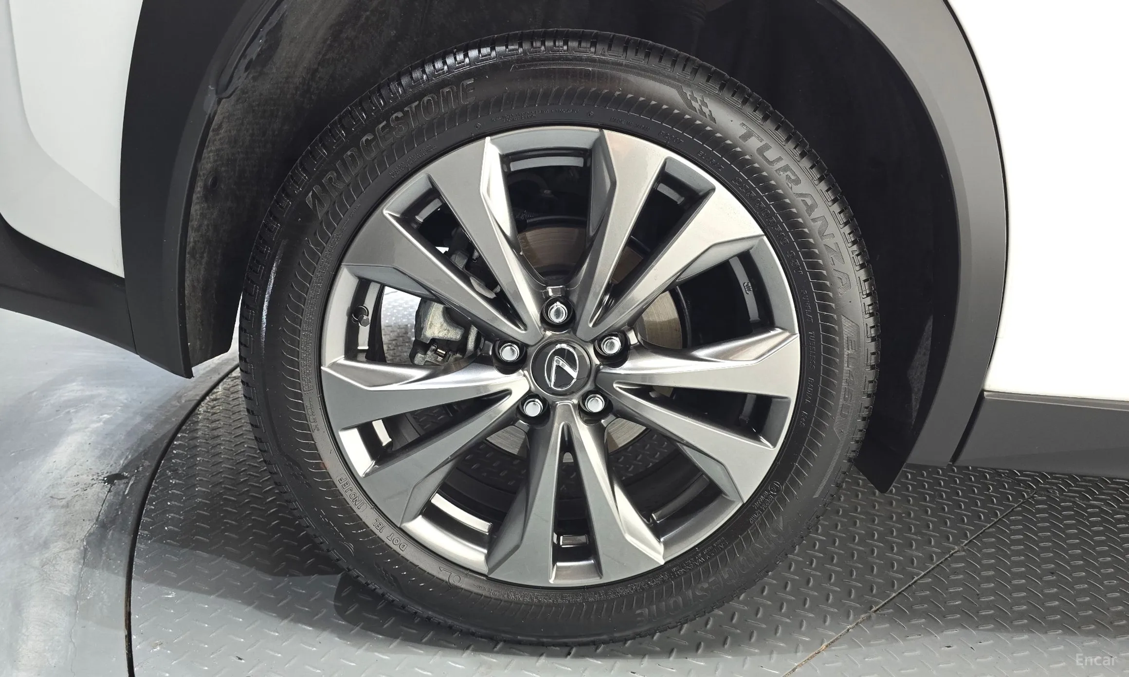 Lexus UX300h превью 5