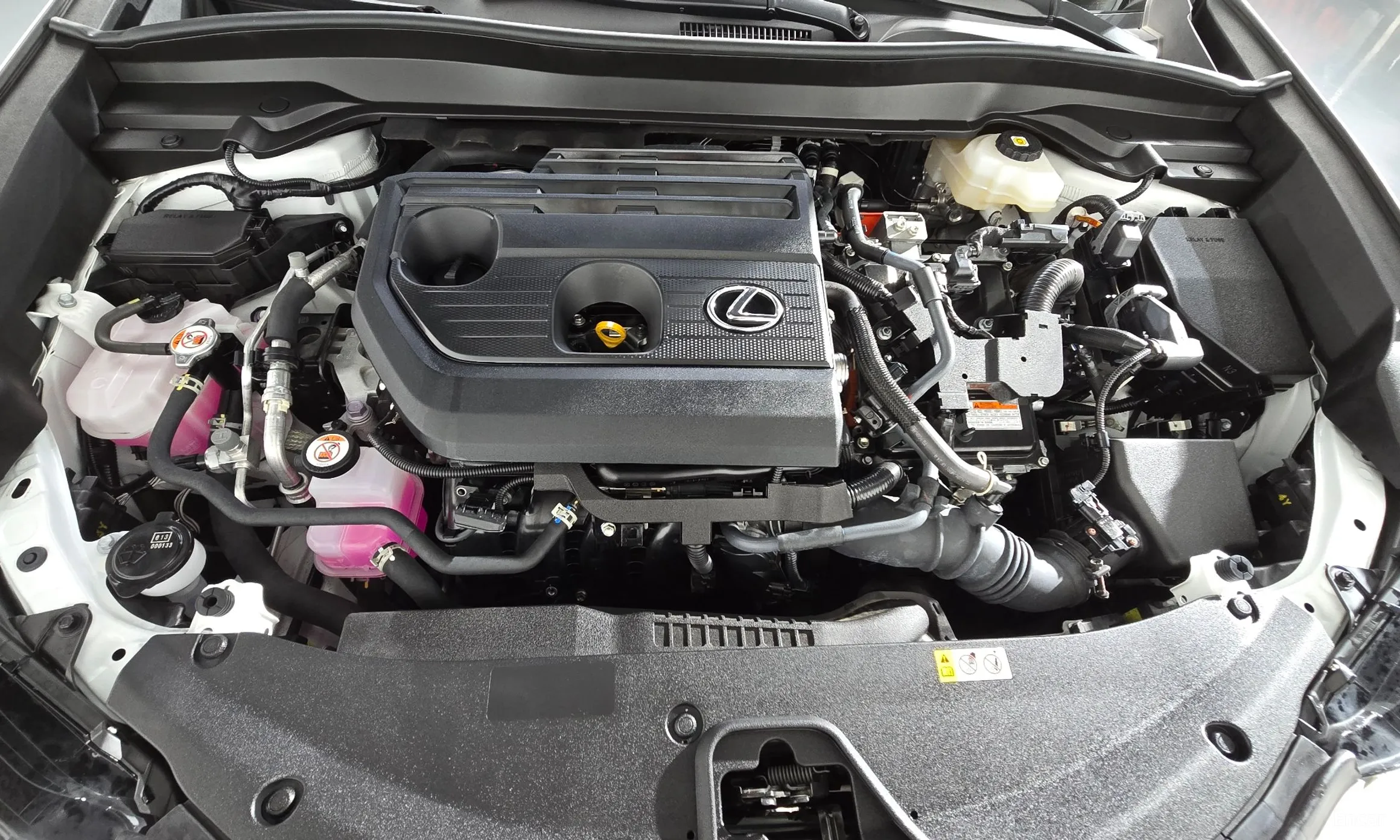Lexus UX300h превью 6
