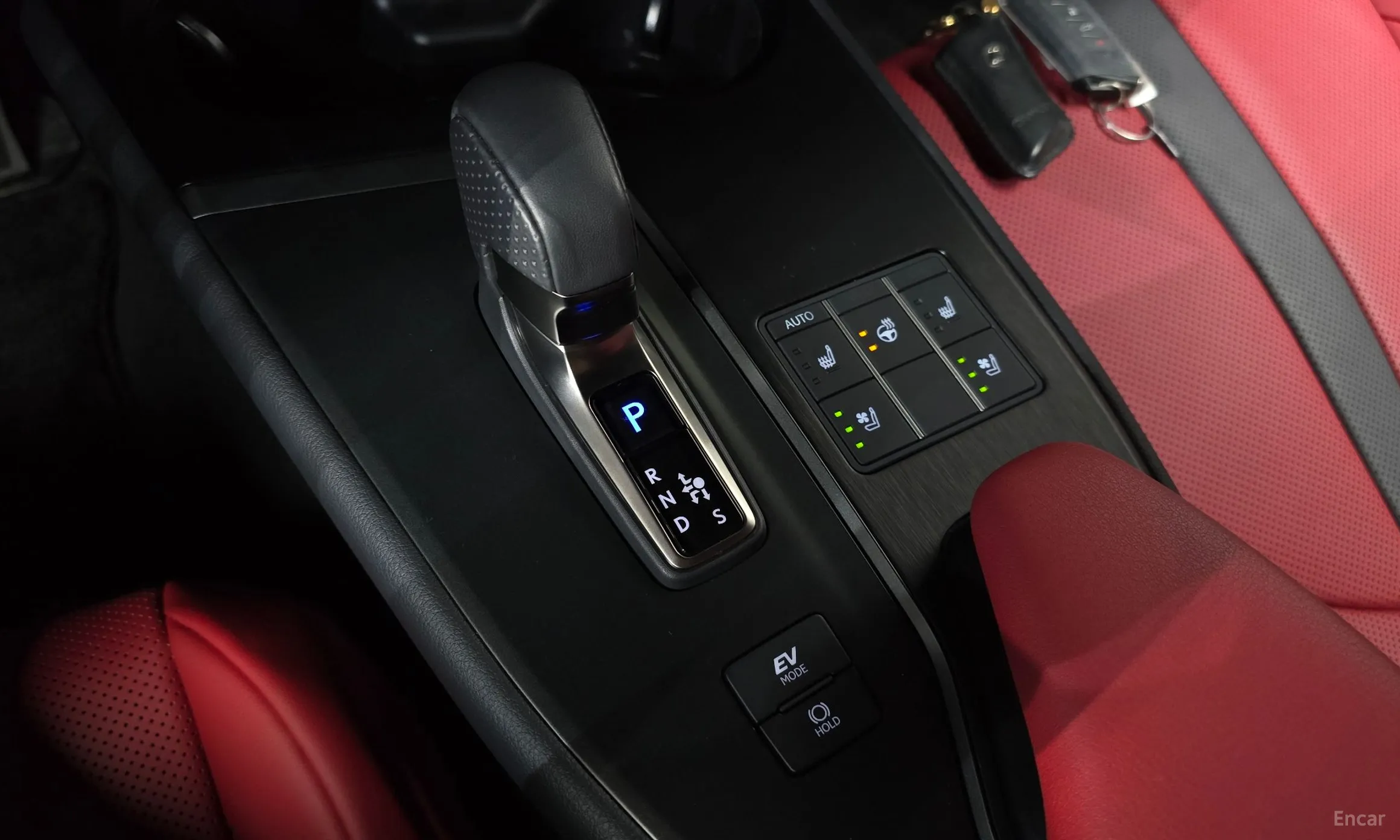 Lexus UX300h превью 9