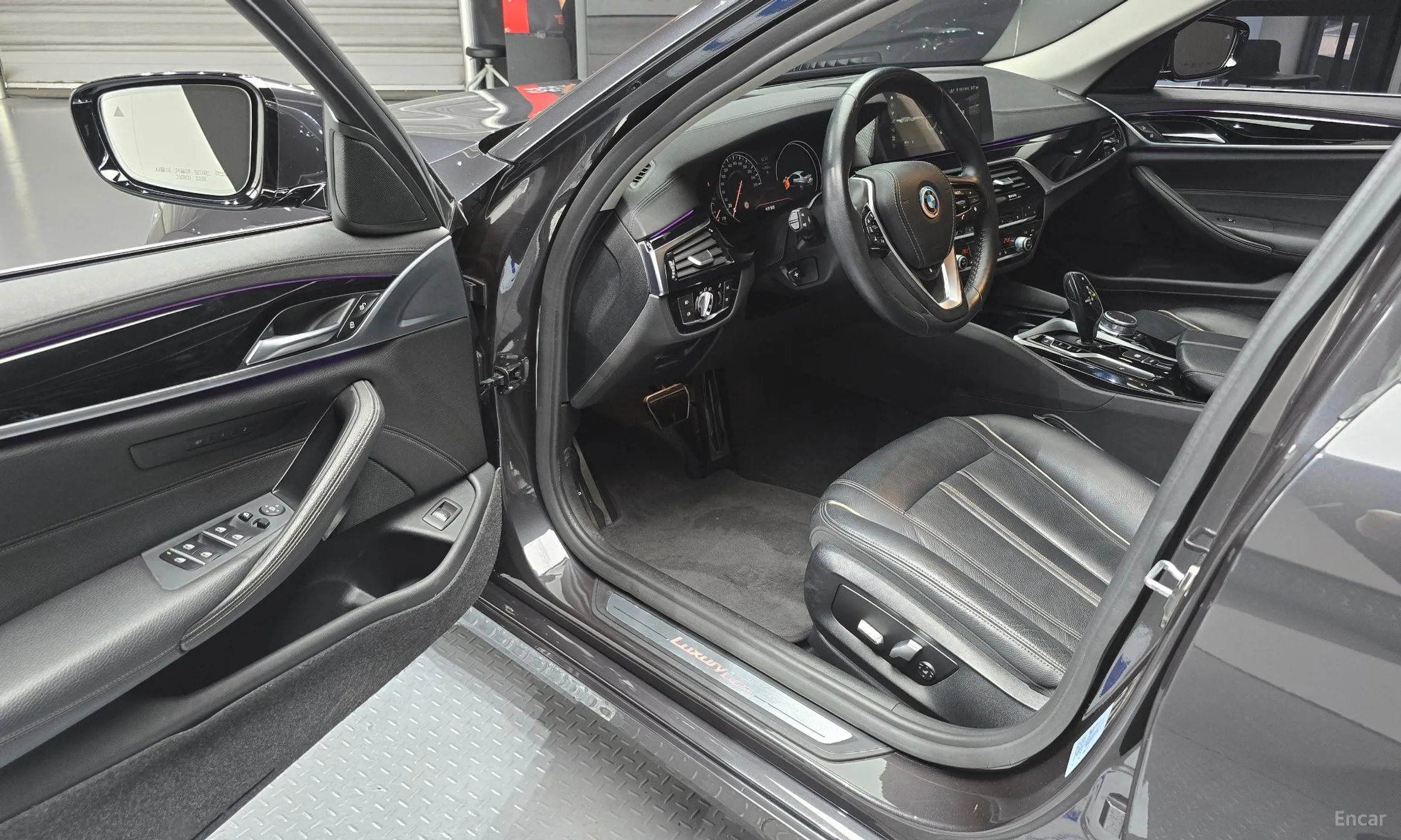 BMW 5 Series (G30) превью 10
