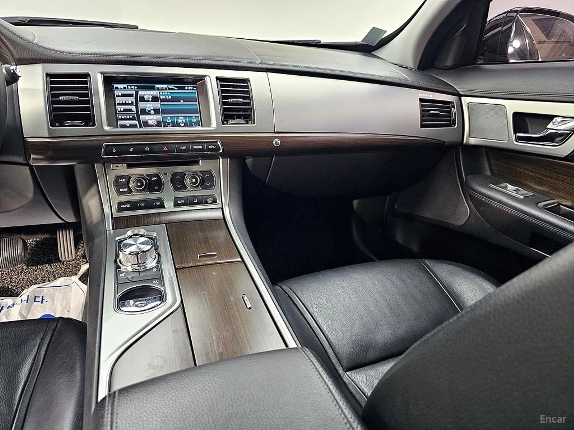 Jaguar New XF превью 10