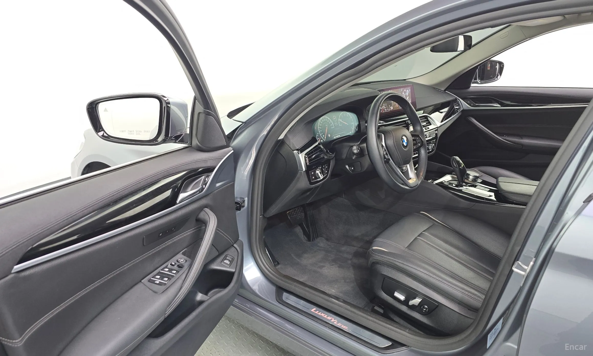 BMW 5 Series (G30) превью 10