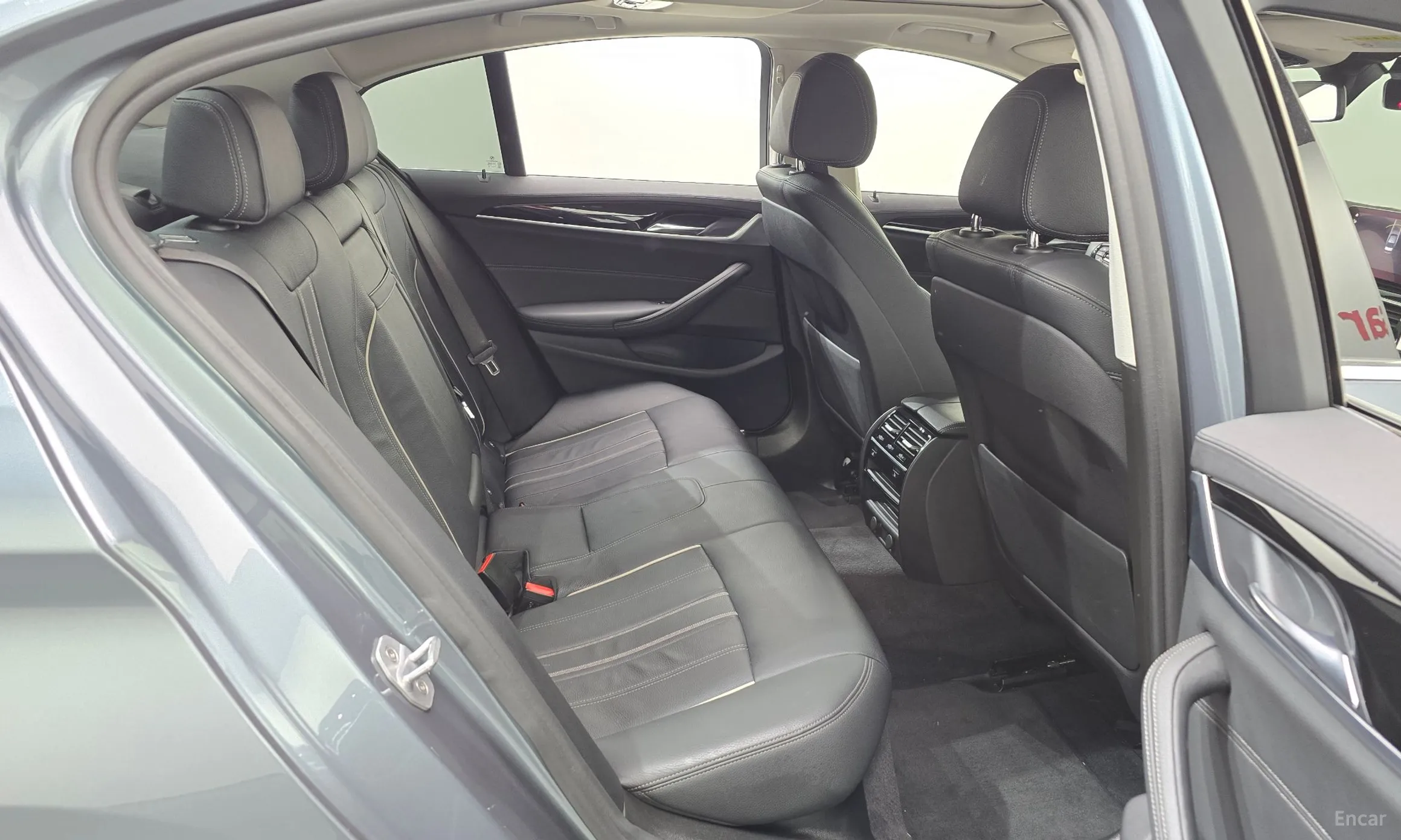 BMW 5 Series (G30) превью 19