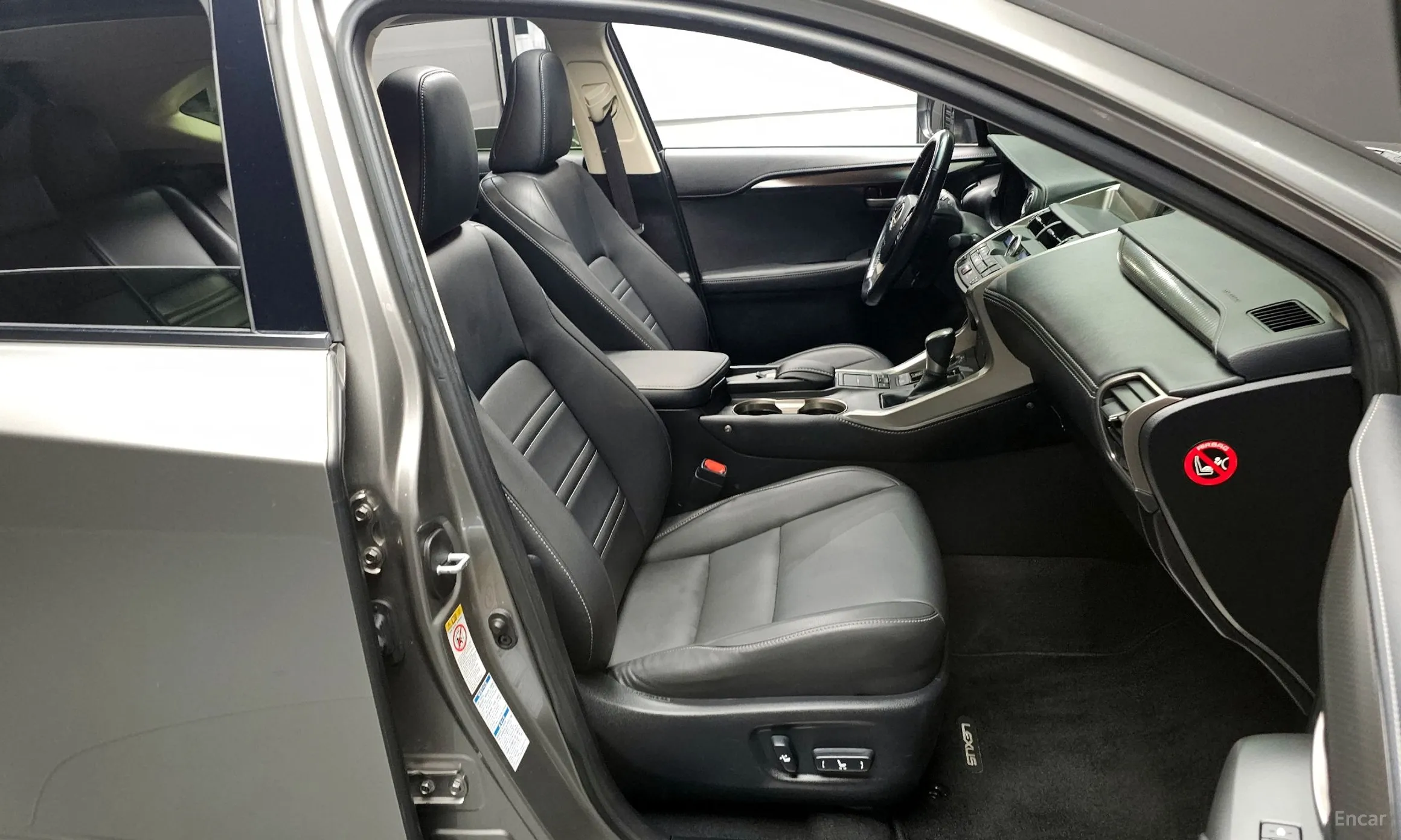 Lexus NX300h превью 10