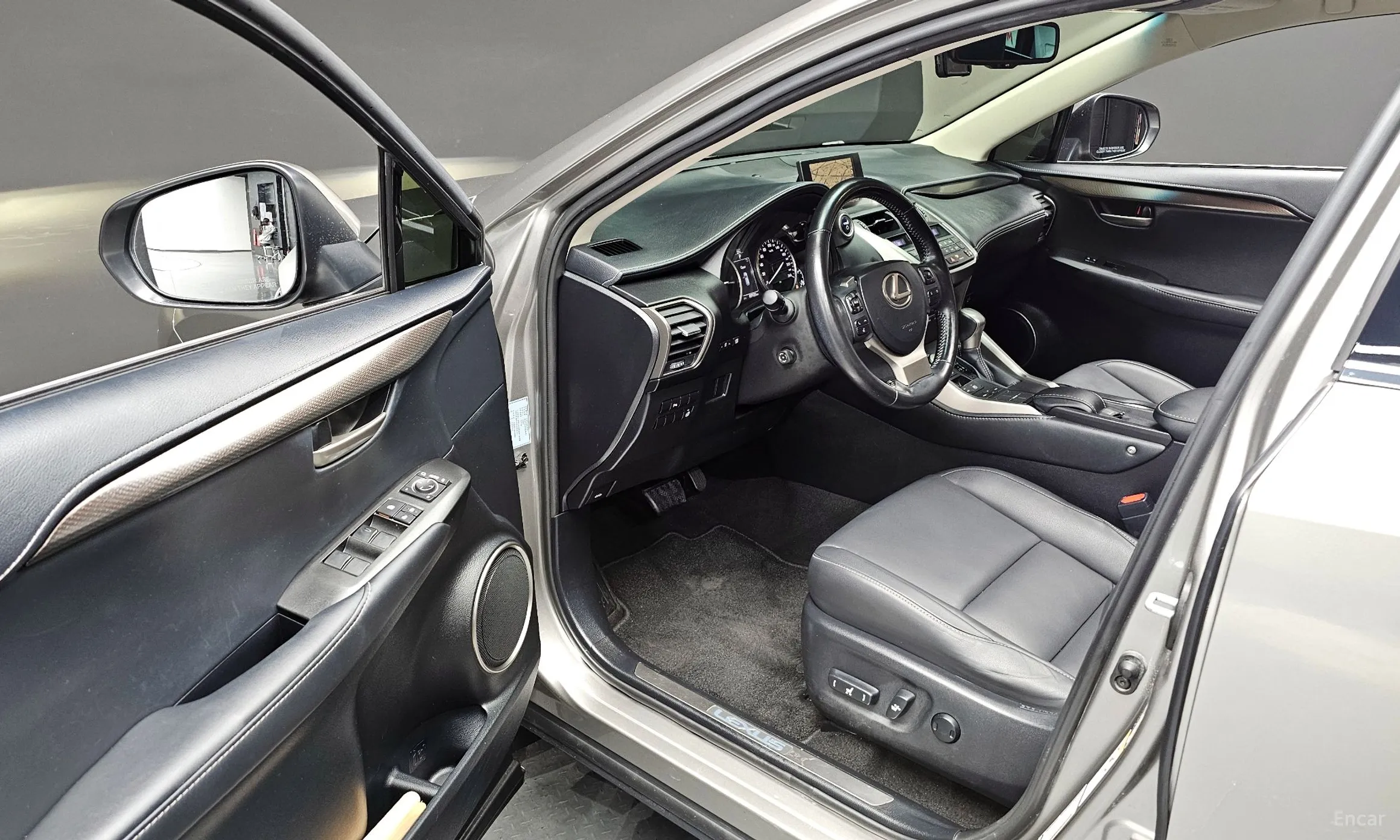 Lexus NX300h превью 12