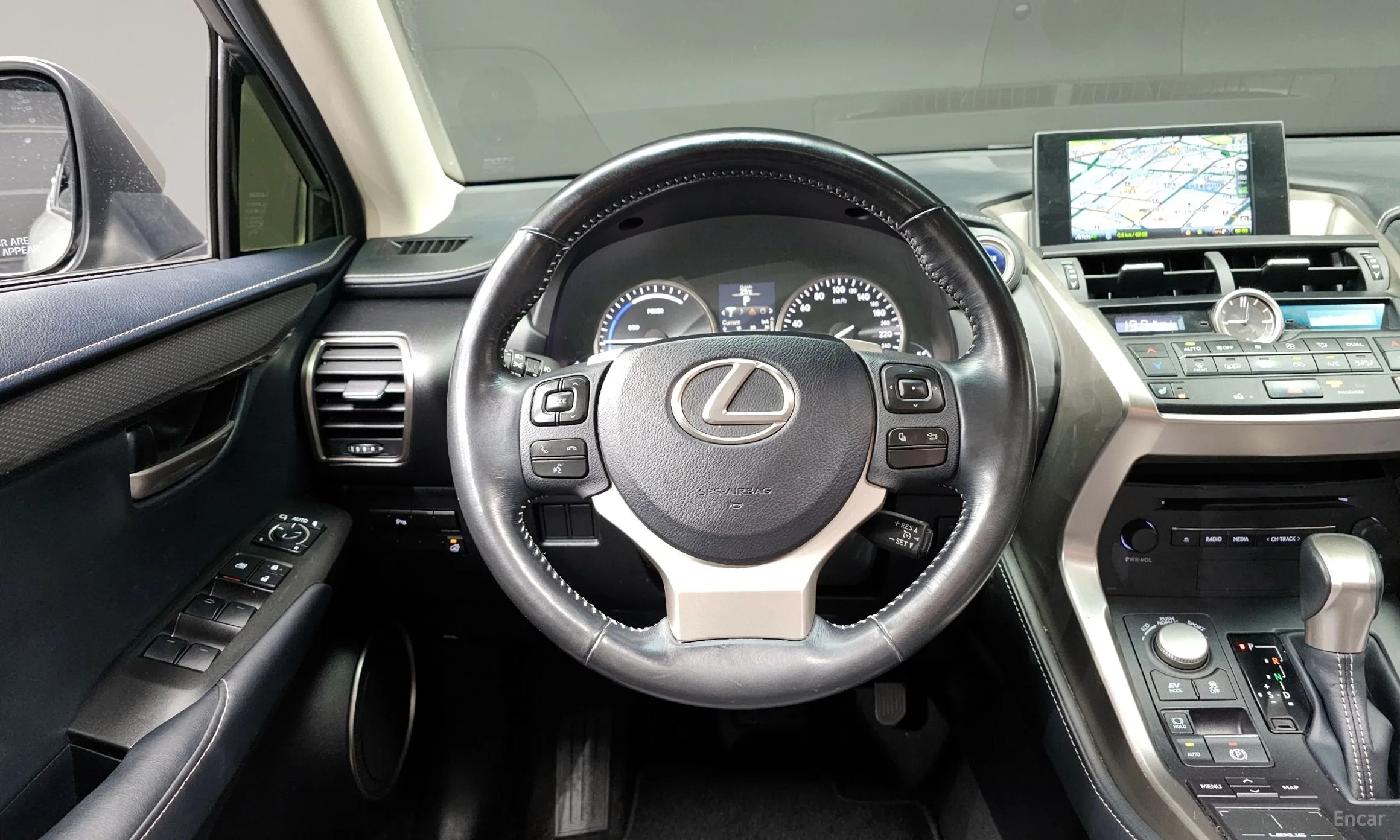Lexus NX300h превью 13