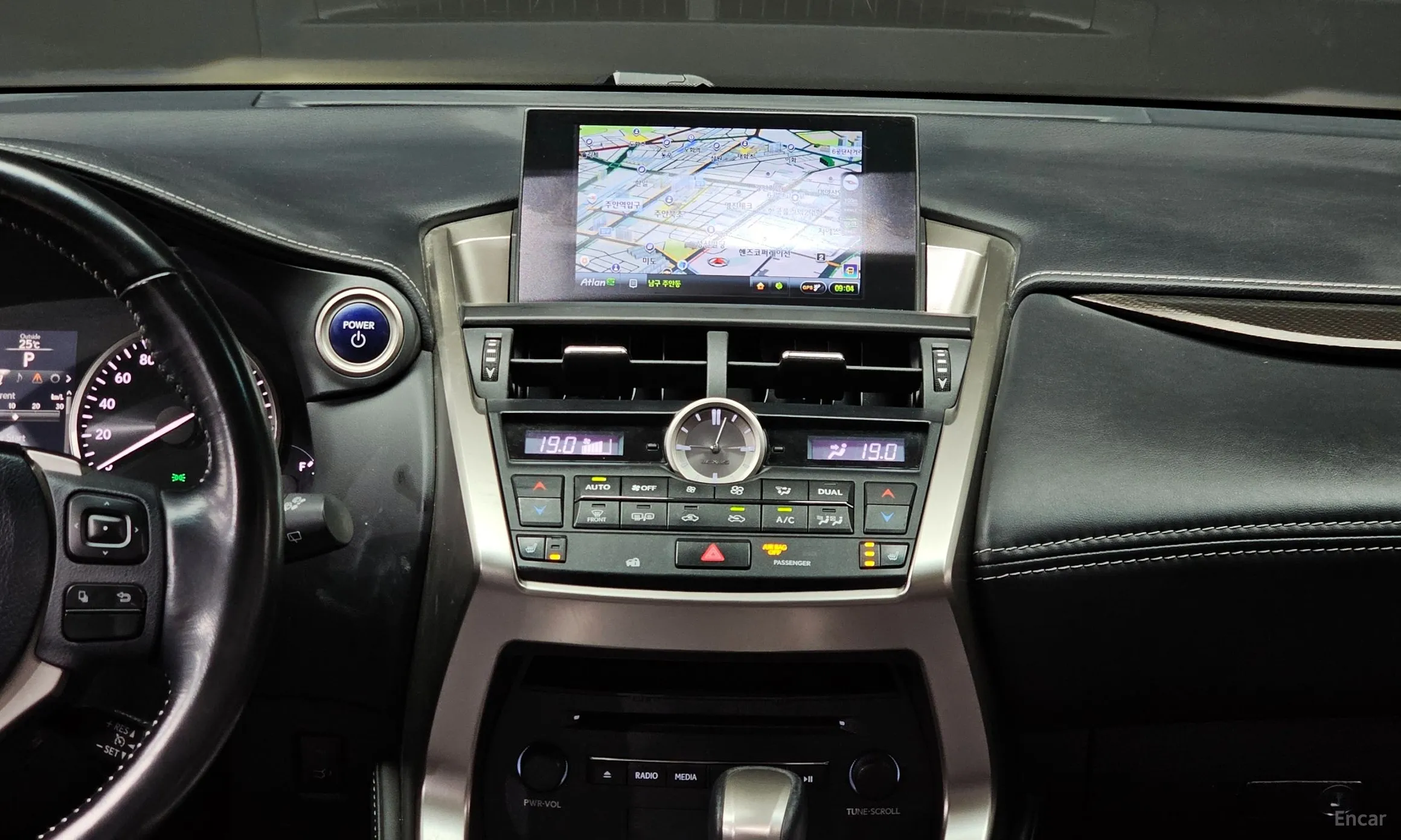 Lexus NX300h превью 14