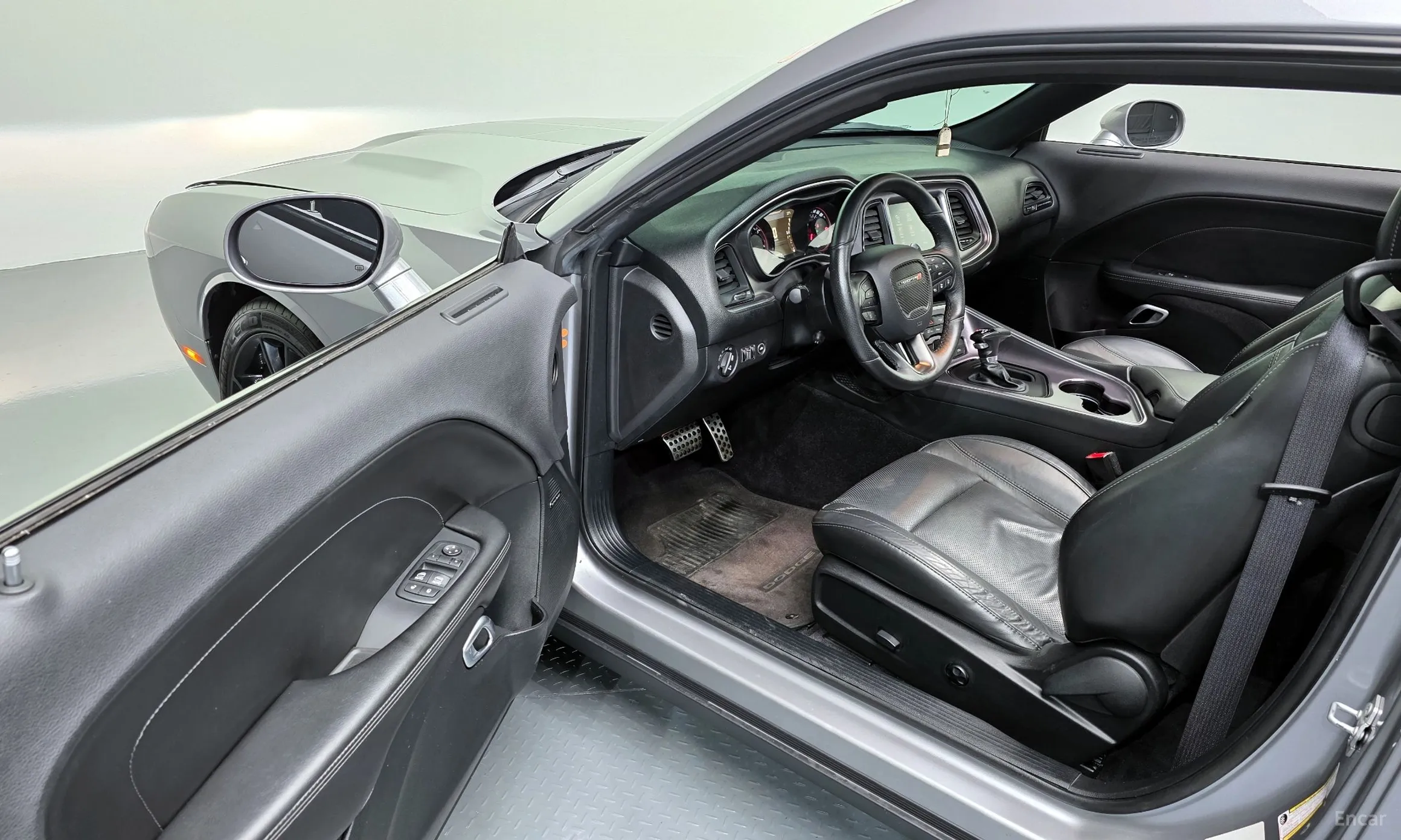 Dodge Challenger превью 10
