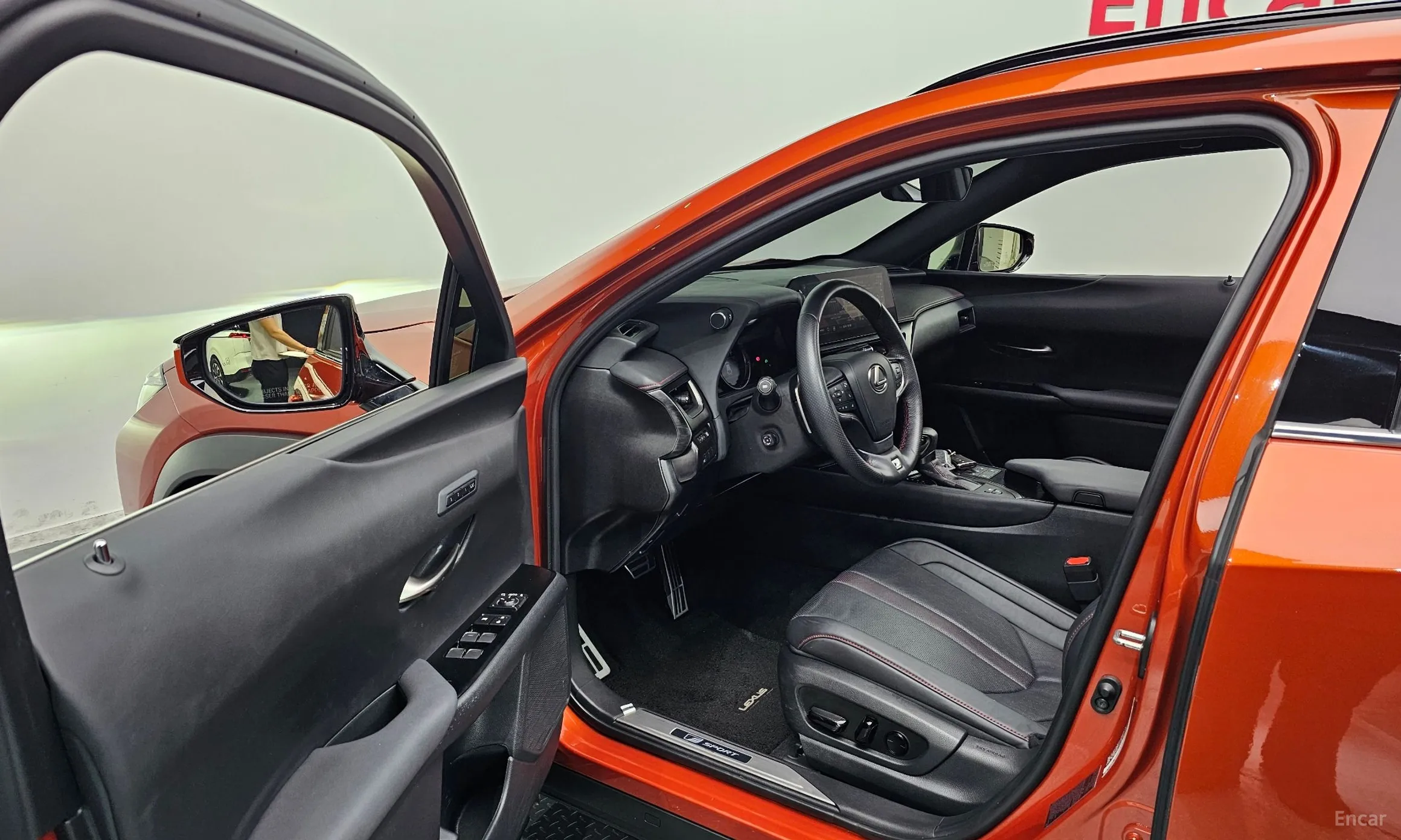 Lexus UX250h превью 10