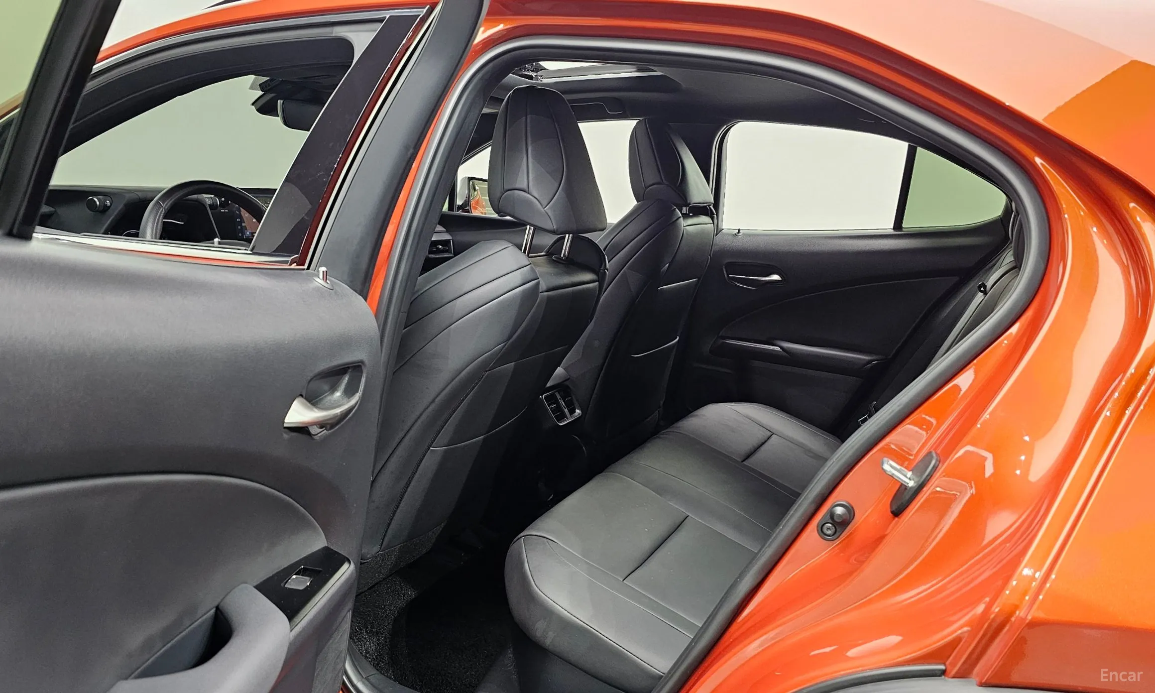 Lexus UX250h превью 11