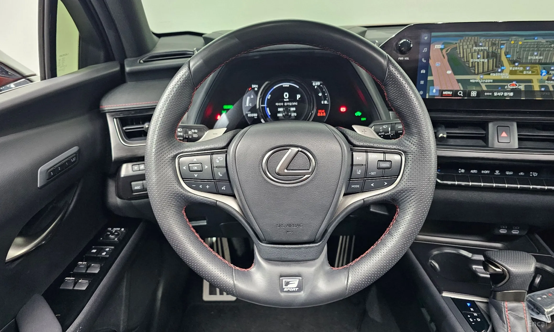 Lexus UX250h превью 13