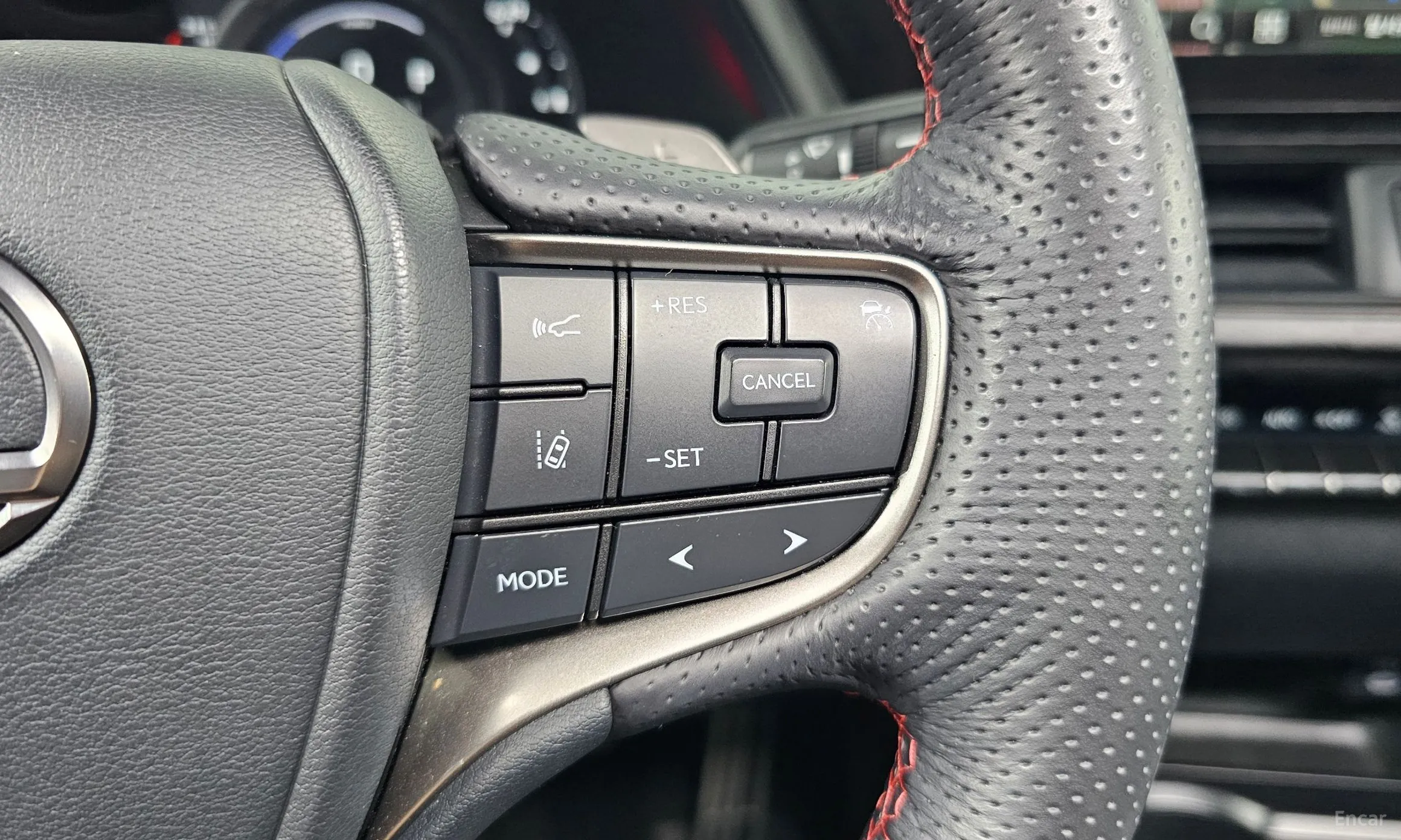 Lexus UX250h превью 15