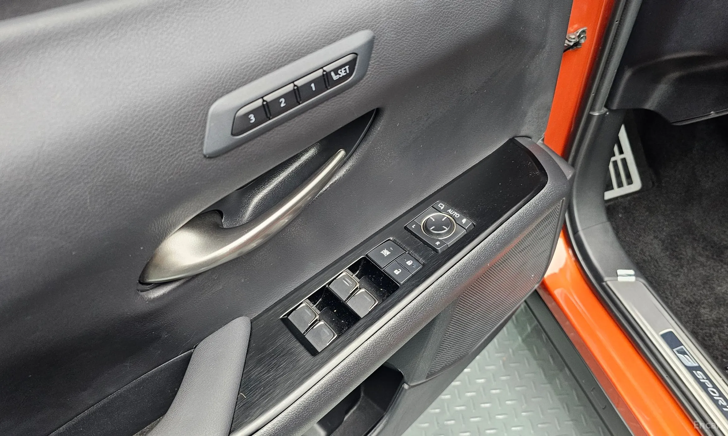 Lexus UX250h превью 20