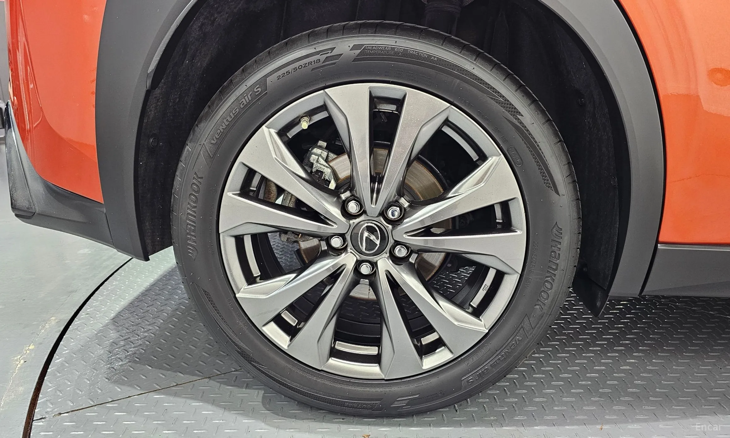Lexus UX250h превью 5