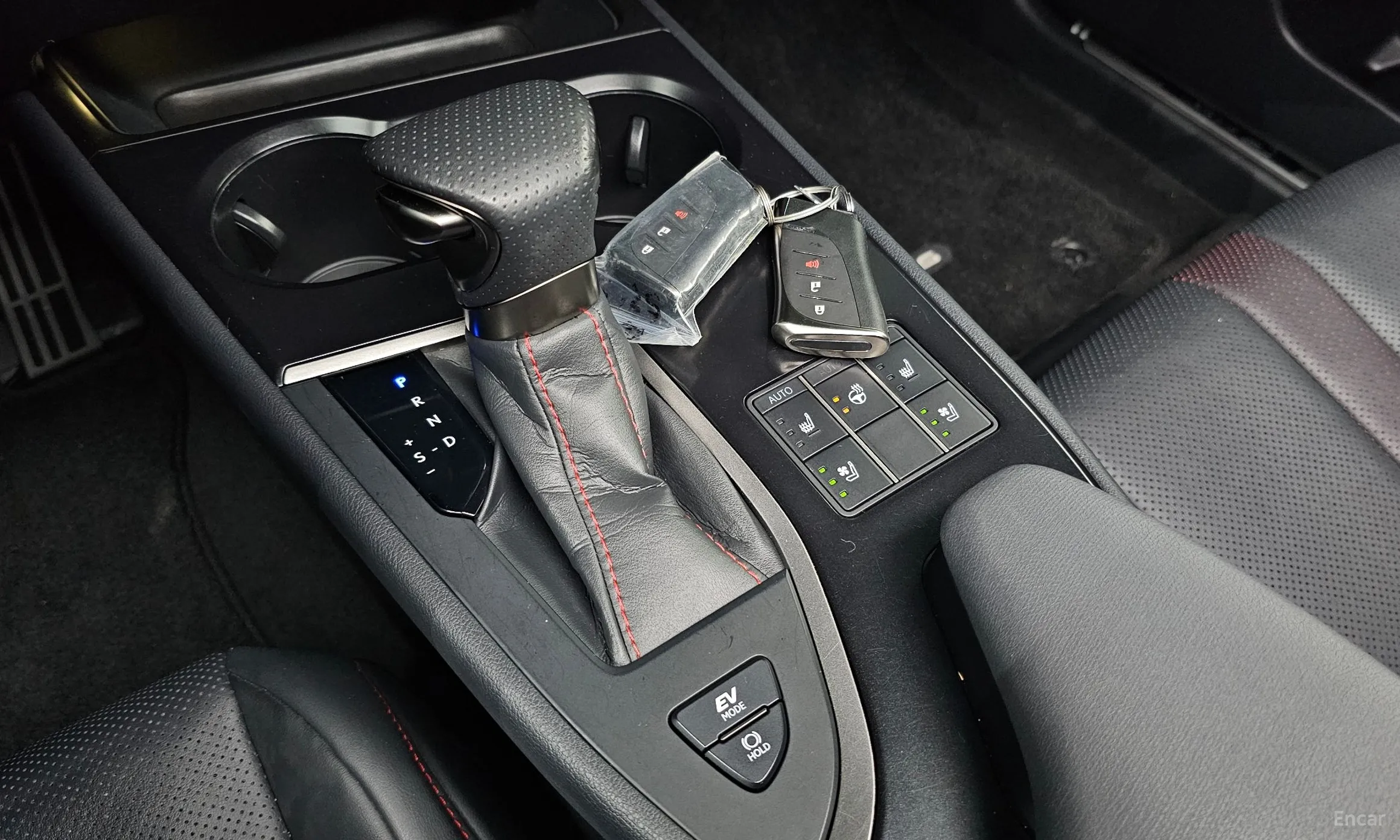 Lexus UX250h превью 9