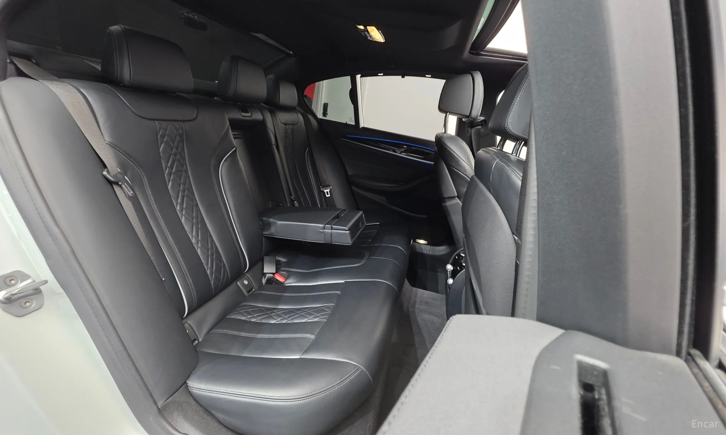 BMW 5 Series (G30) превью 19