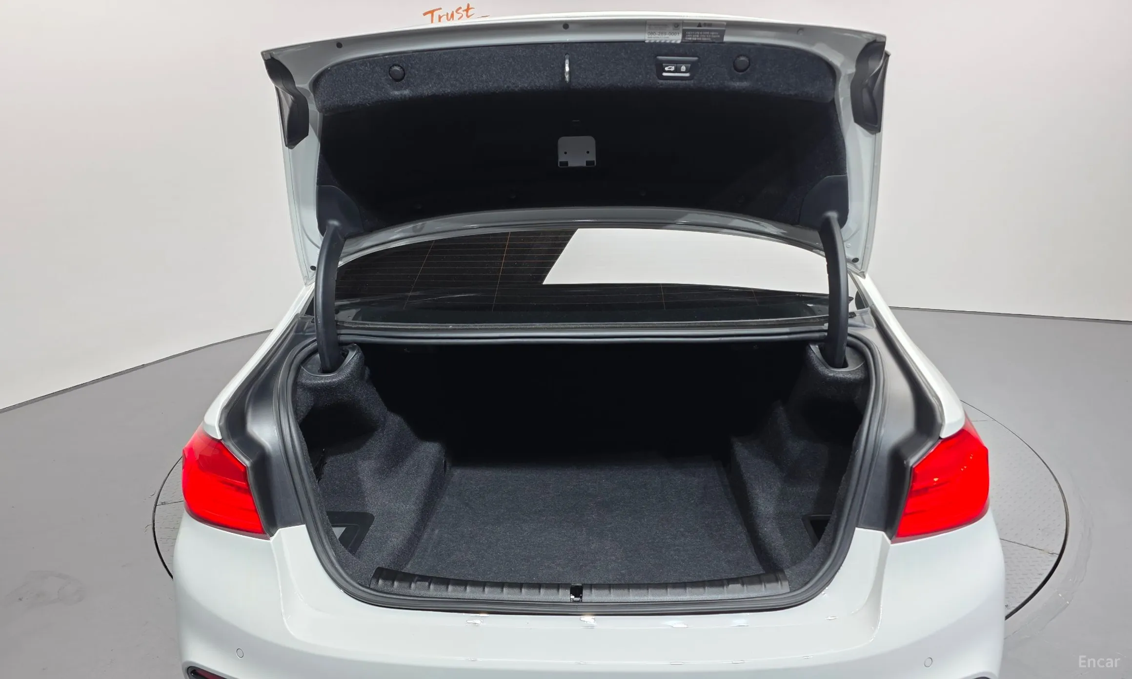 BMW 5 Series (G30) превью 20