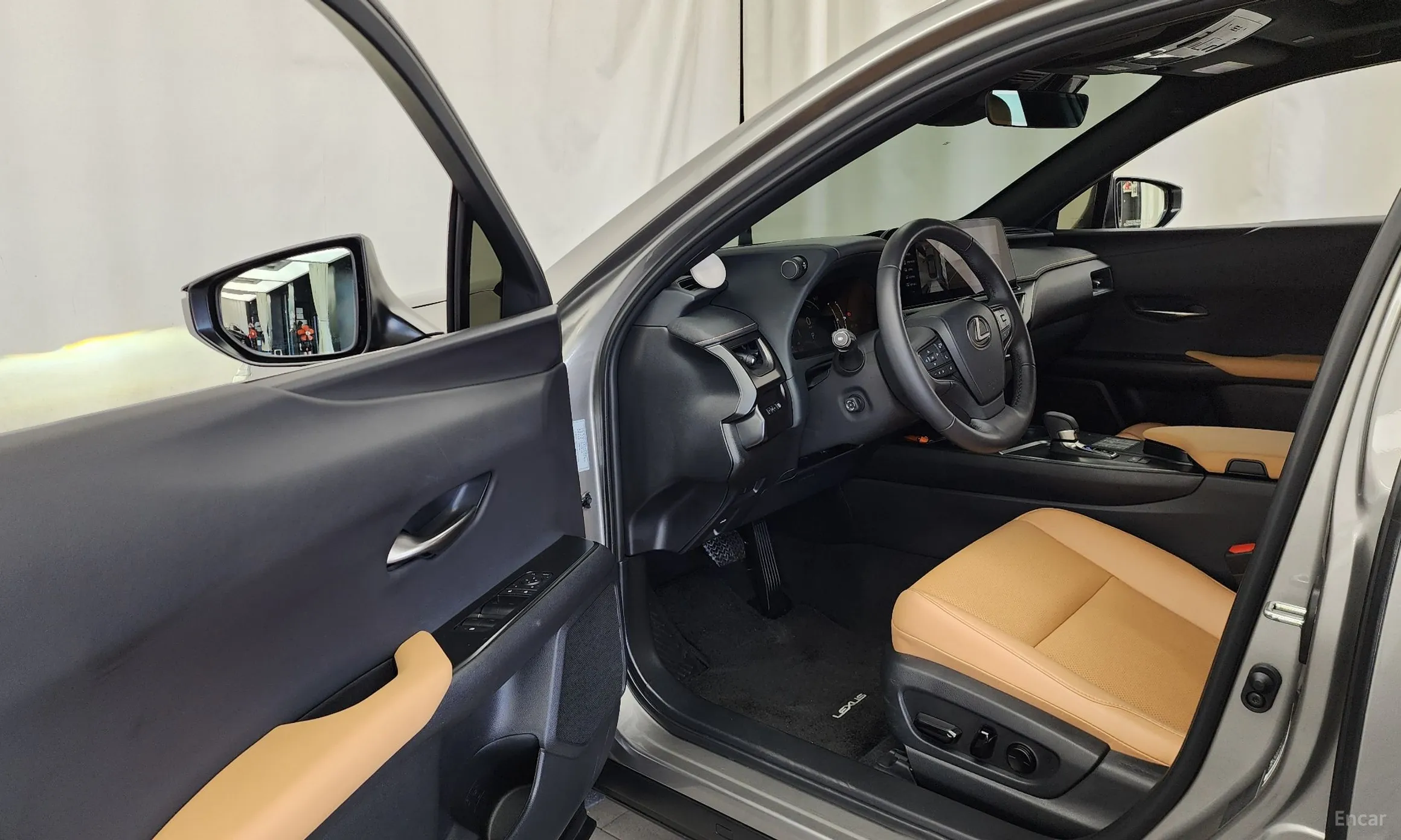 Lexus UX300h превью 10