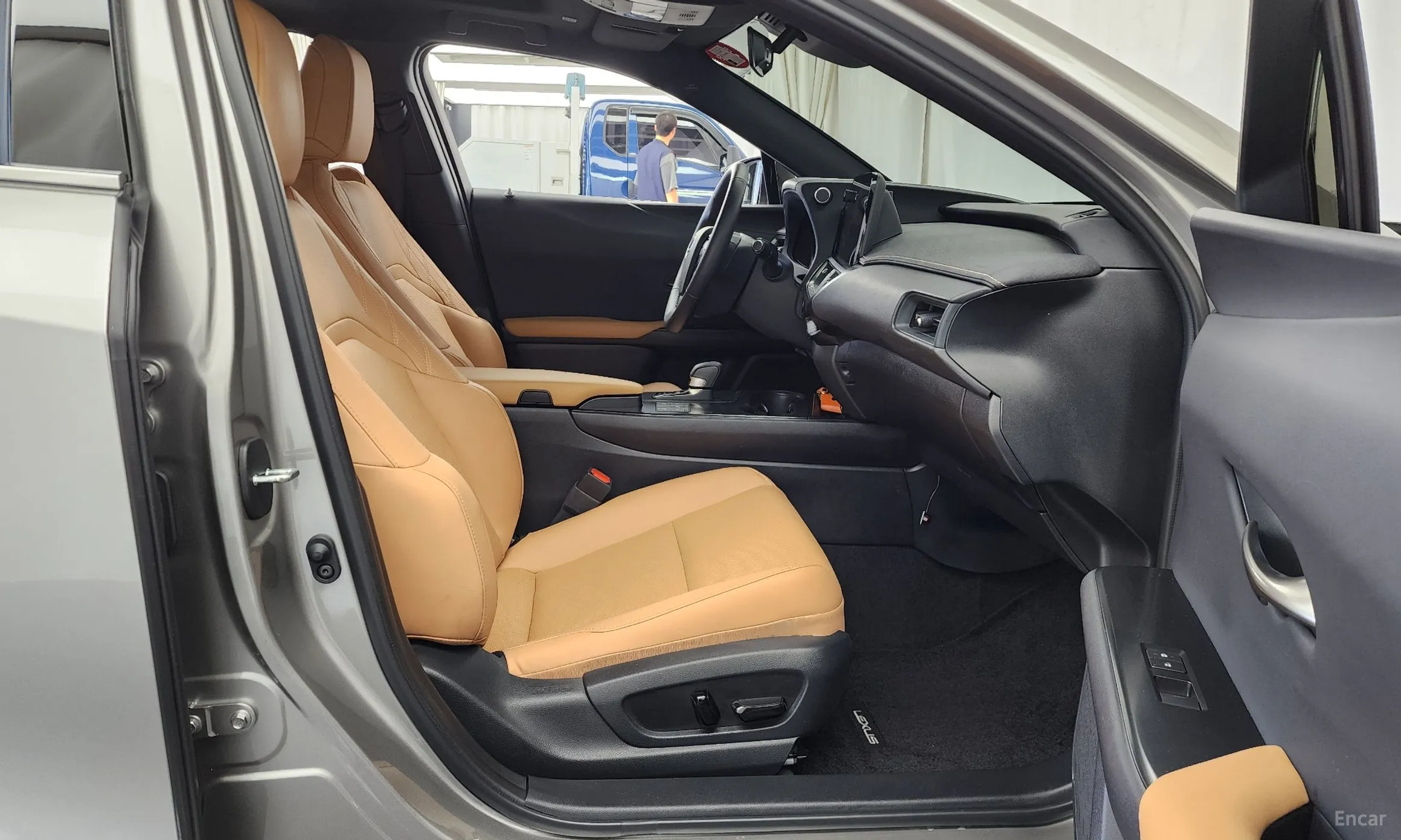 Lexus UX300h превью 11