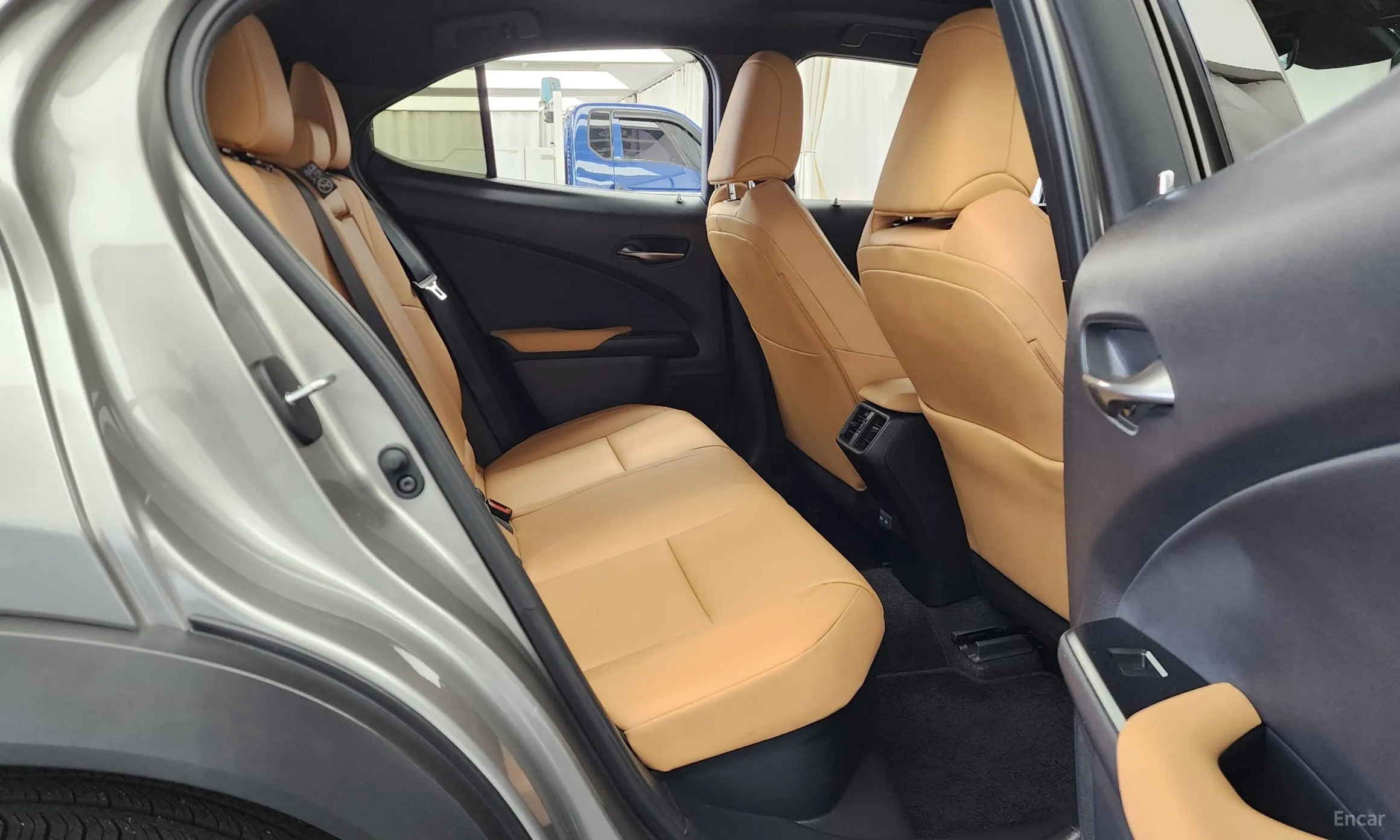 Lexus UX300h превью 12