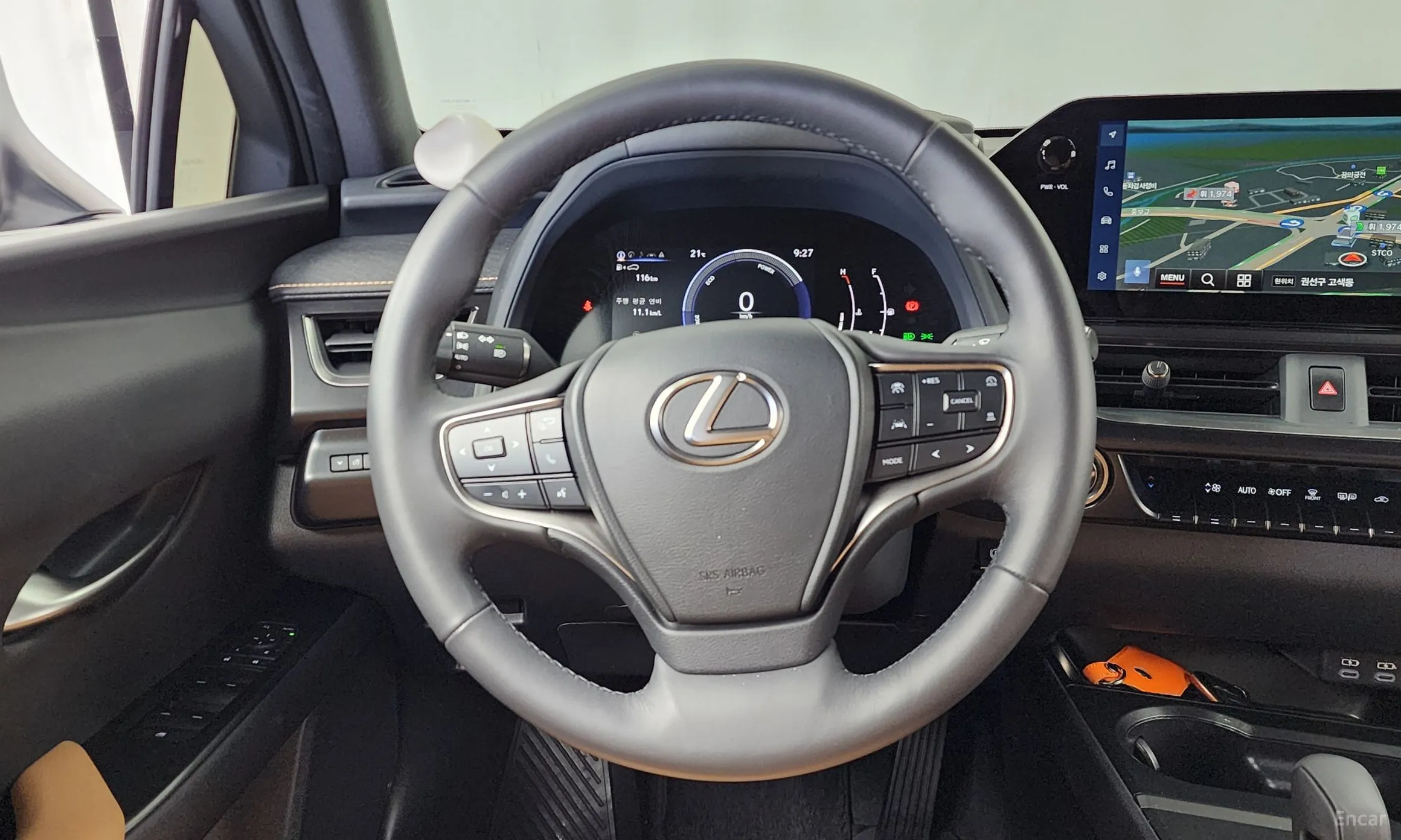 Lexus UX300h превью 13
