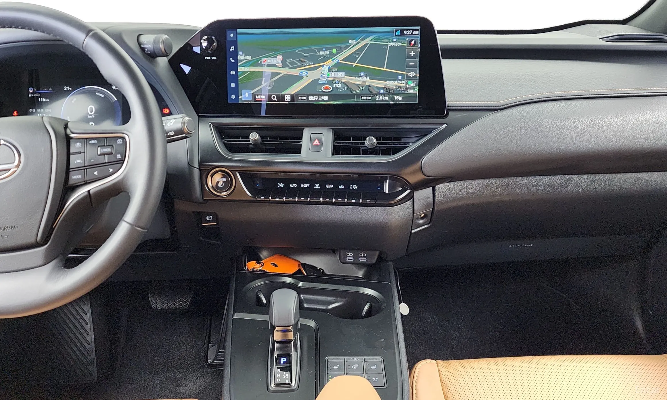 Lexus UX300h превью 14