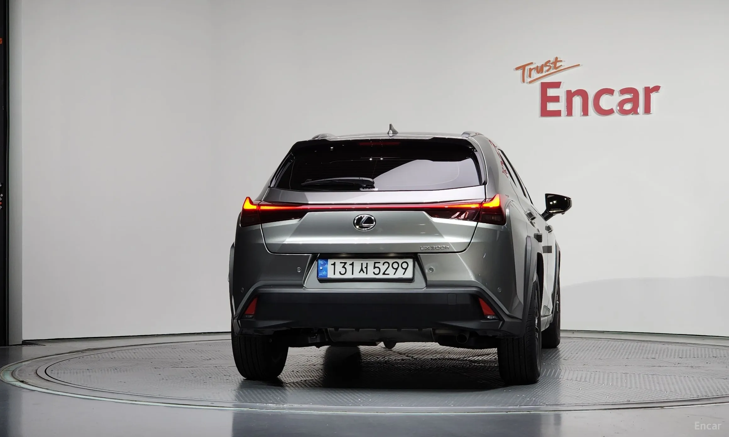 Lexus UX300h превью 4