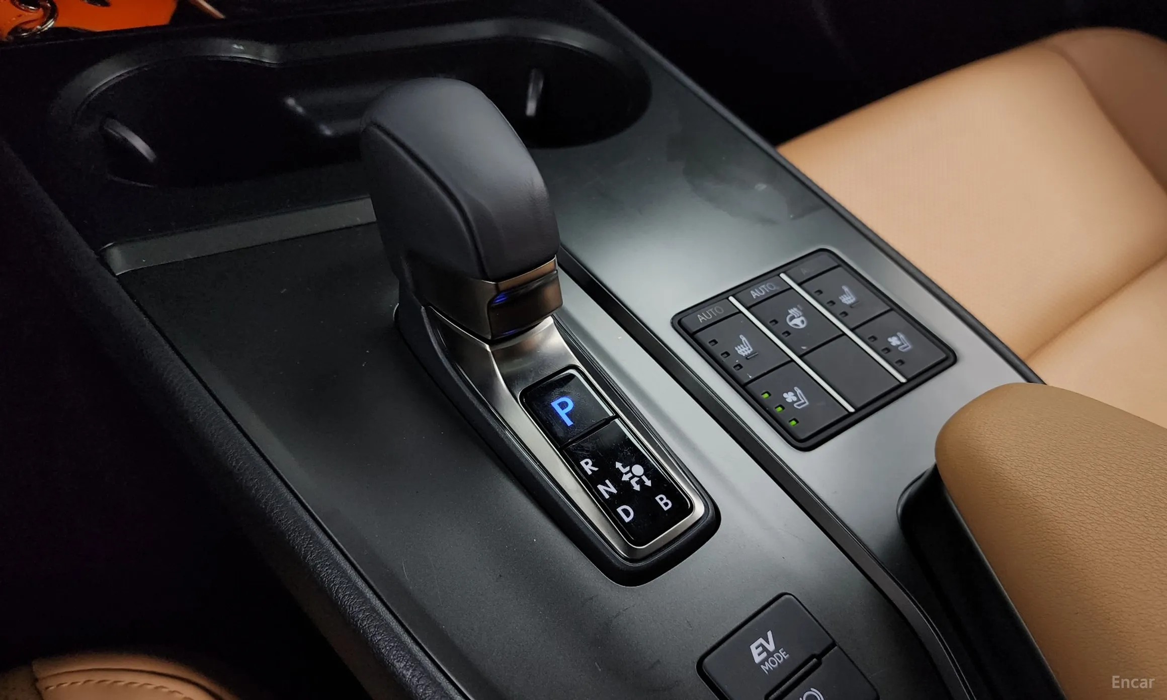 Lexus UX300h превью 9