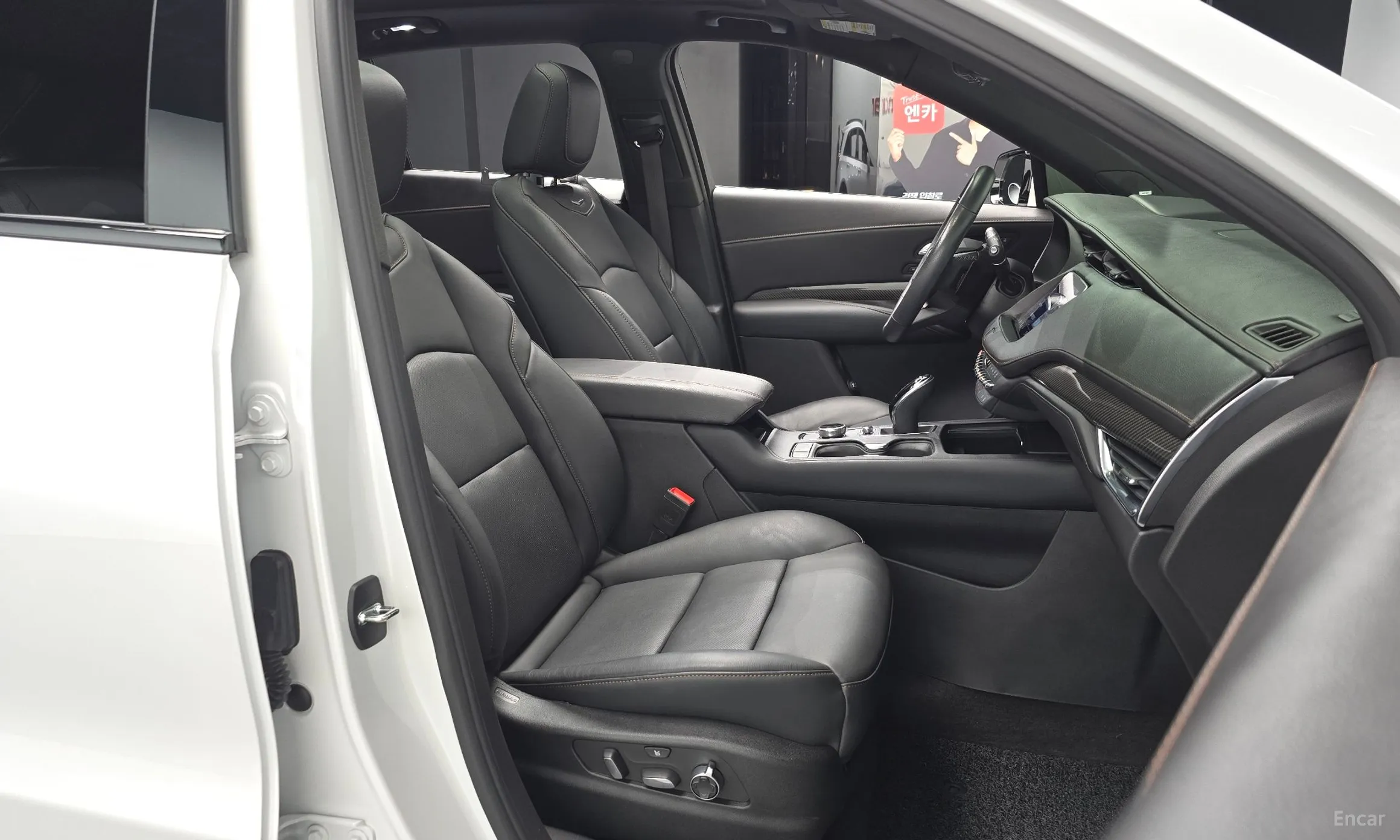 Cadillac XT4 превью 11