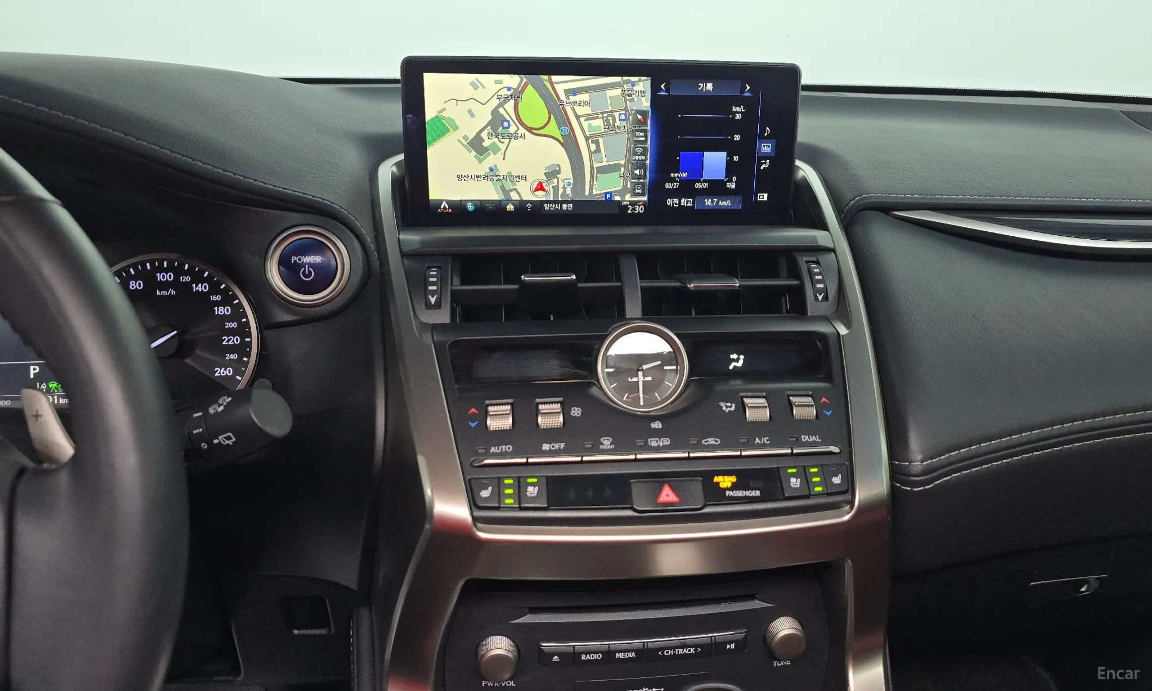 Lexus NX300h превью 16