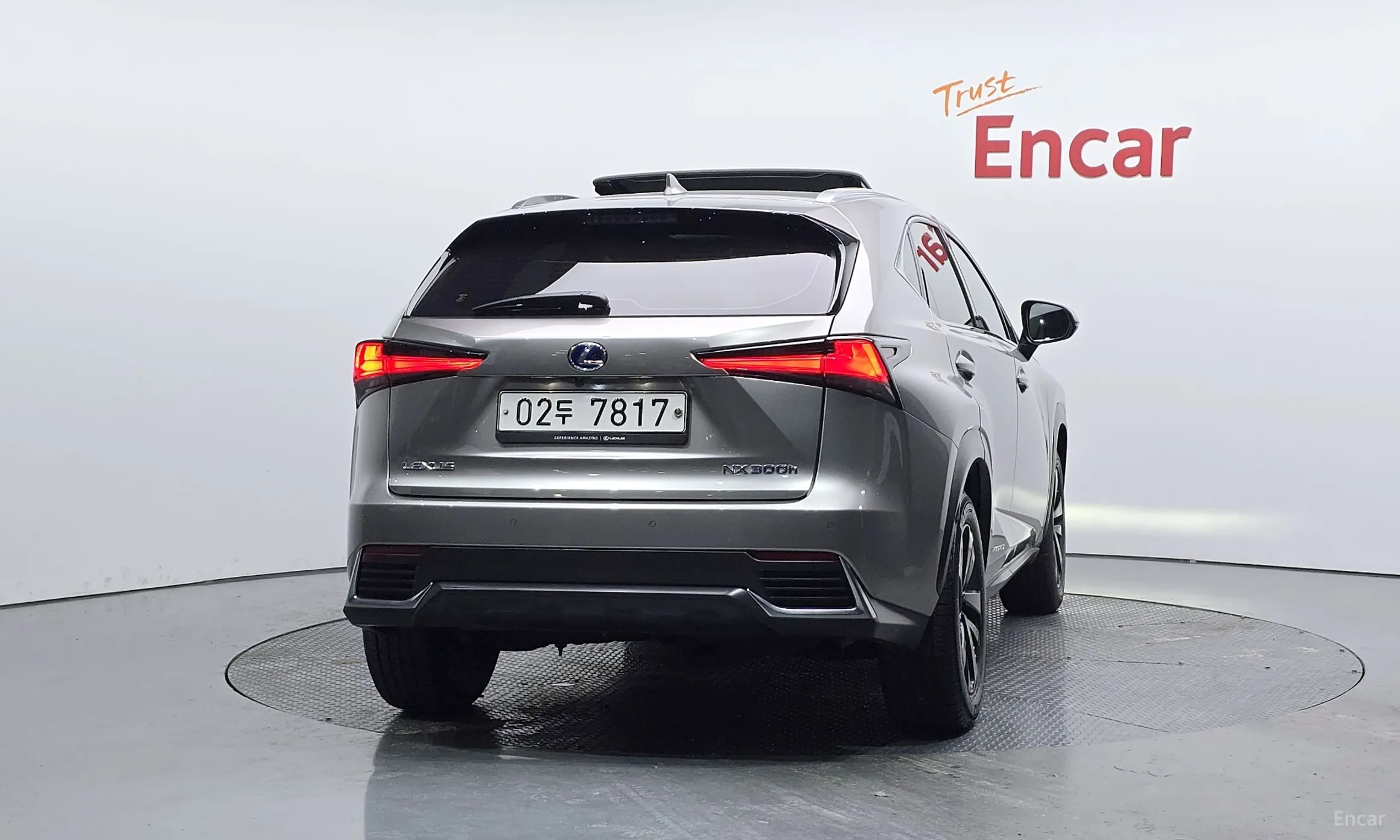 Lexus NX300h превью 4