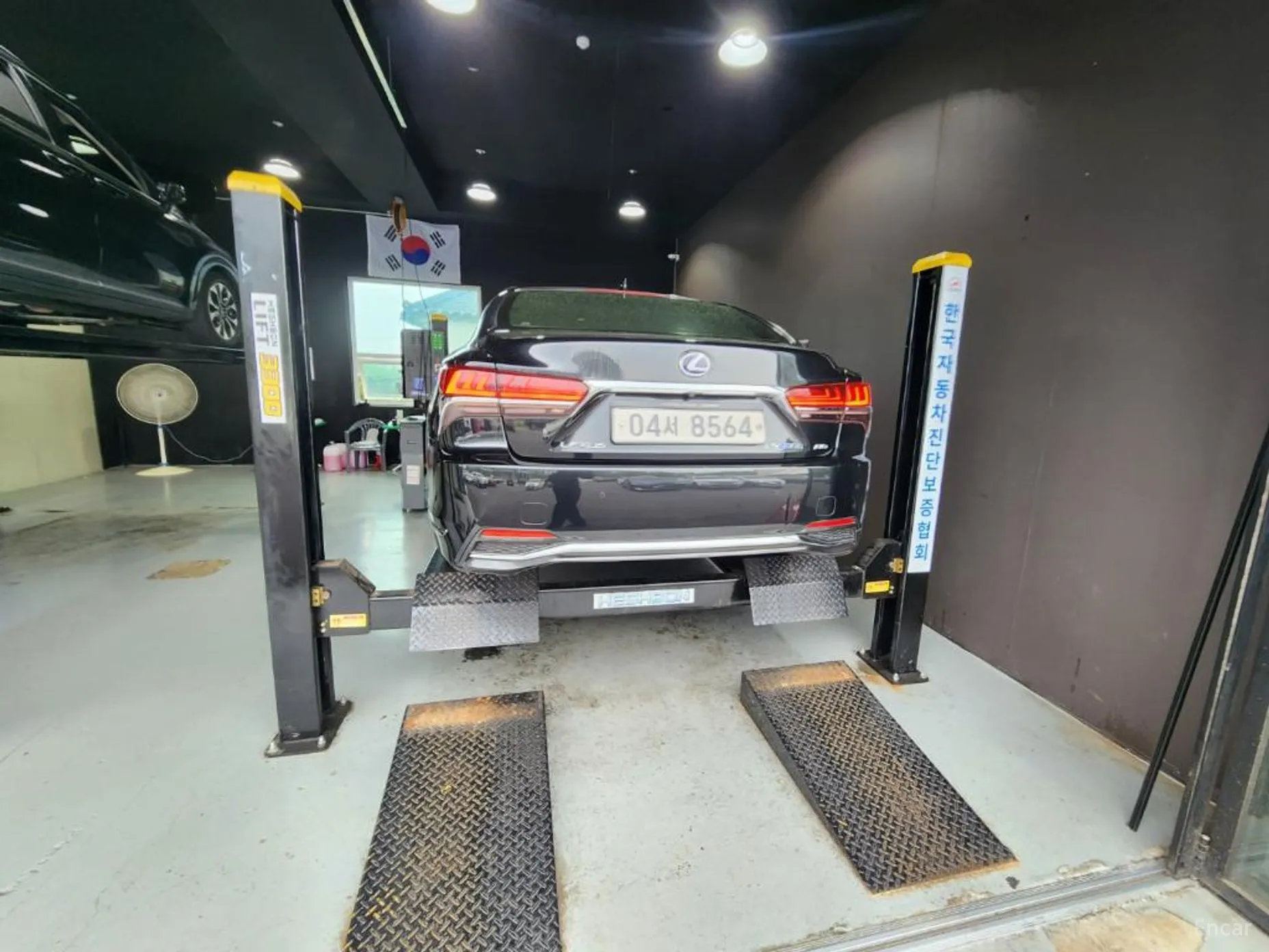 Lexus LS500h Gen 5