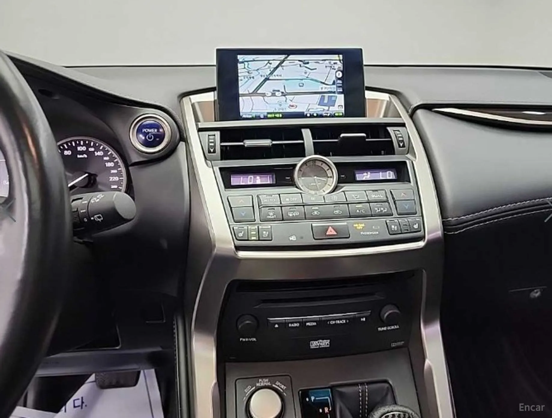 Lexus NX300h превью 10