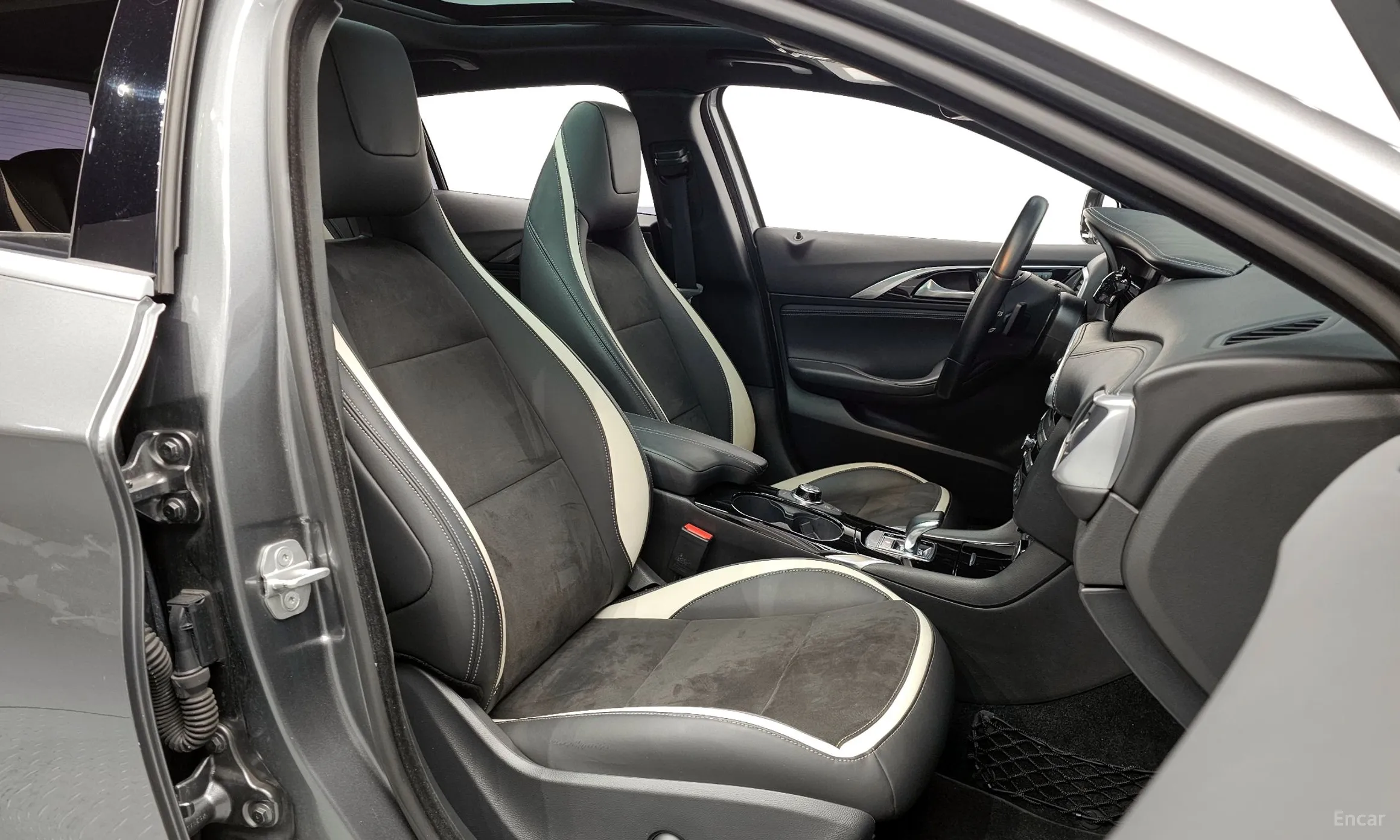 Infiniti Q30 превью 11