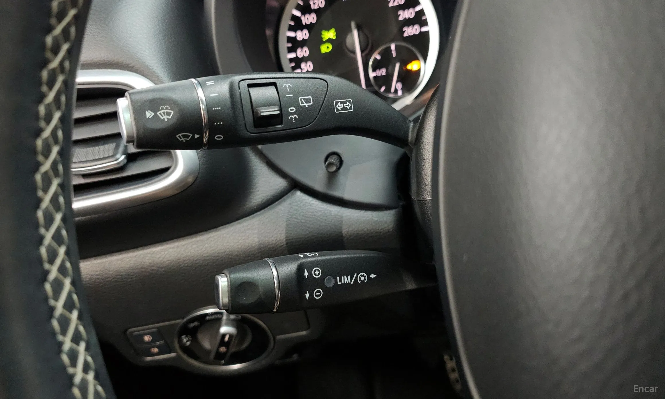 Infiniti Q30 превью 14