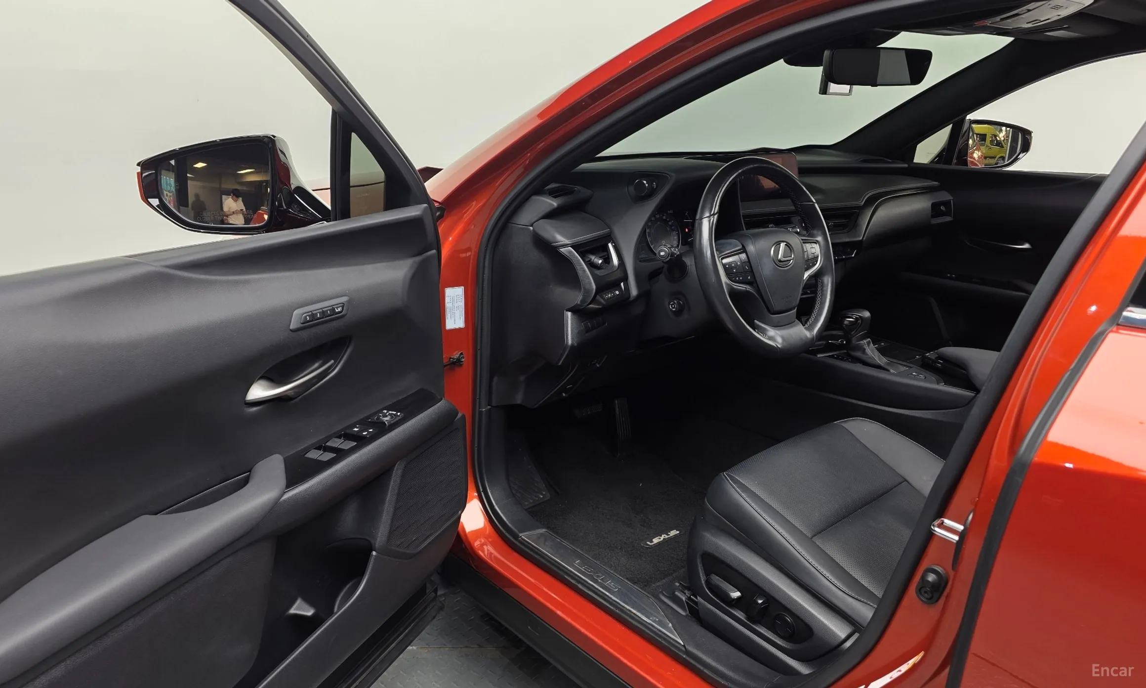 Lexus UX250h превью 10