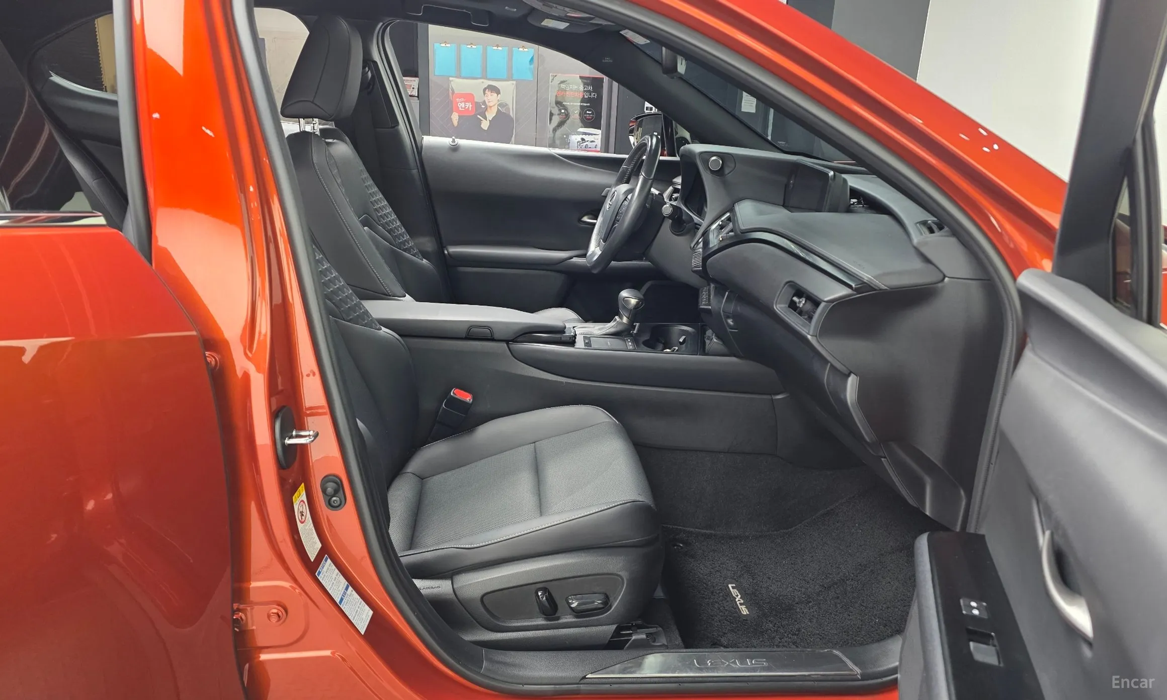 Lexus UX250h превью 11