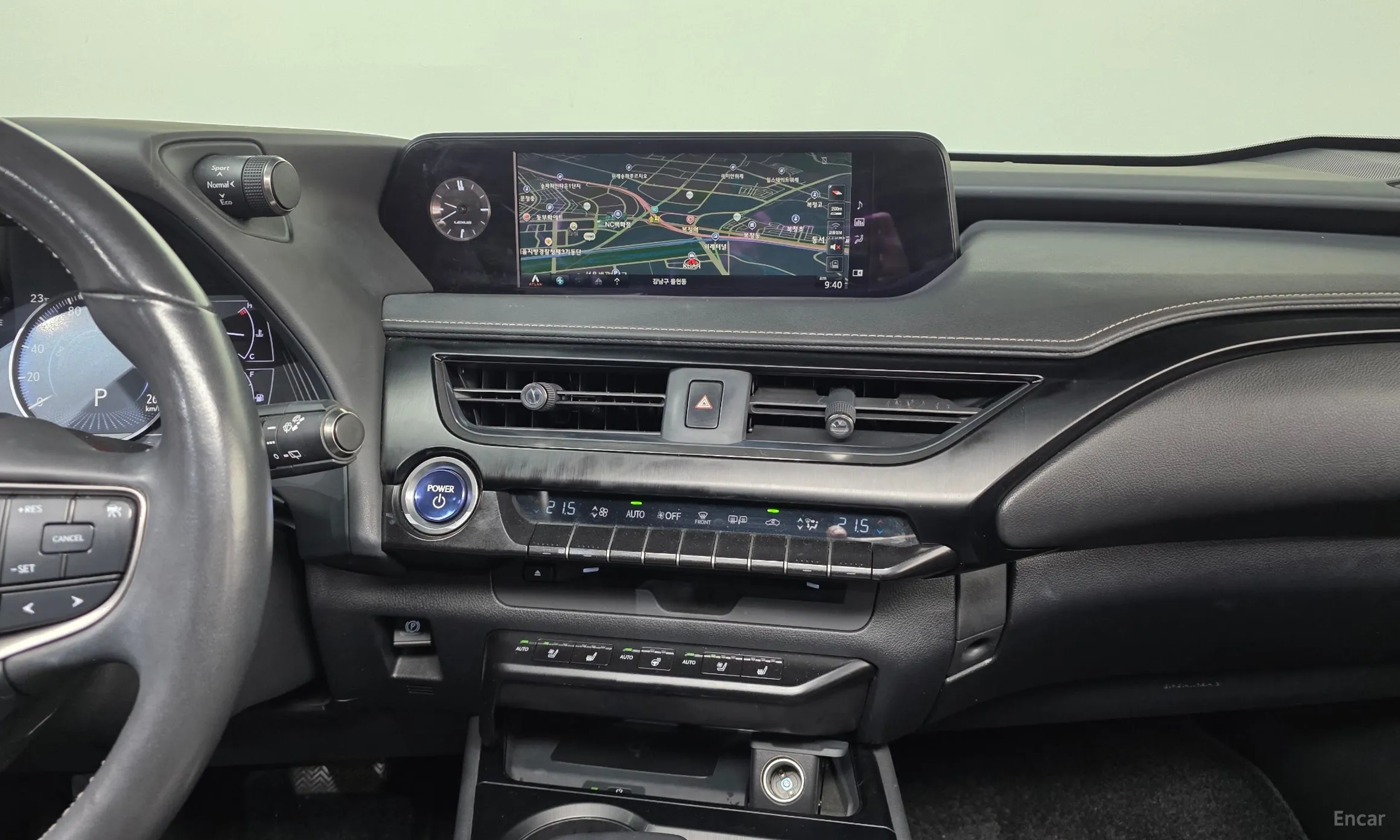 Lexus UX250h превью 14