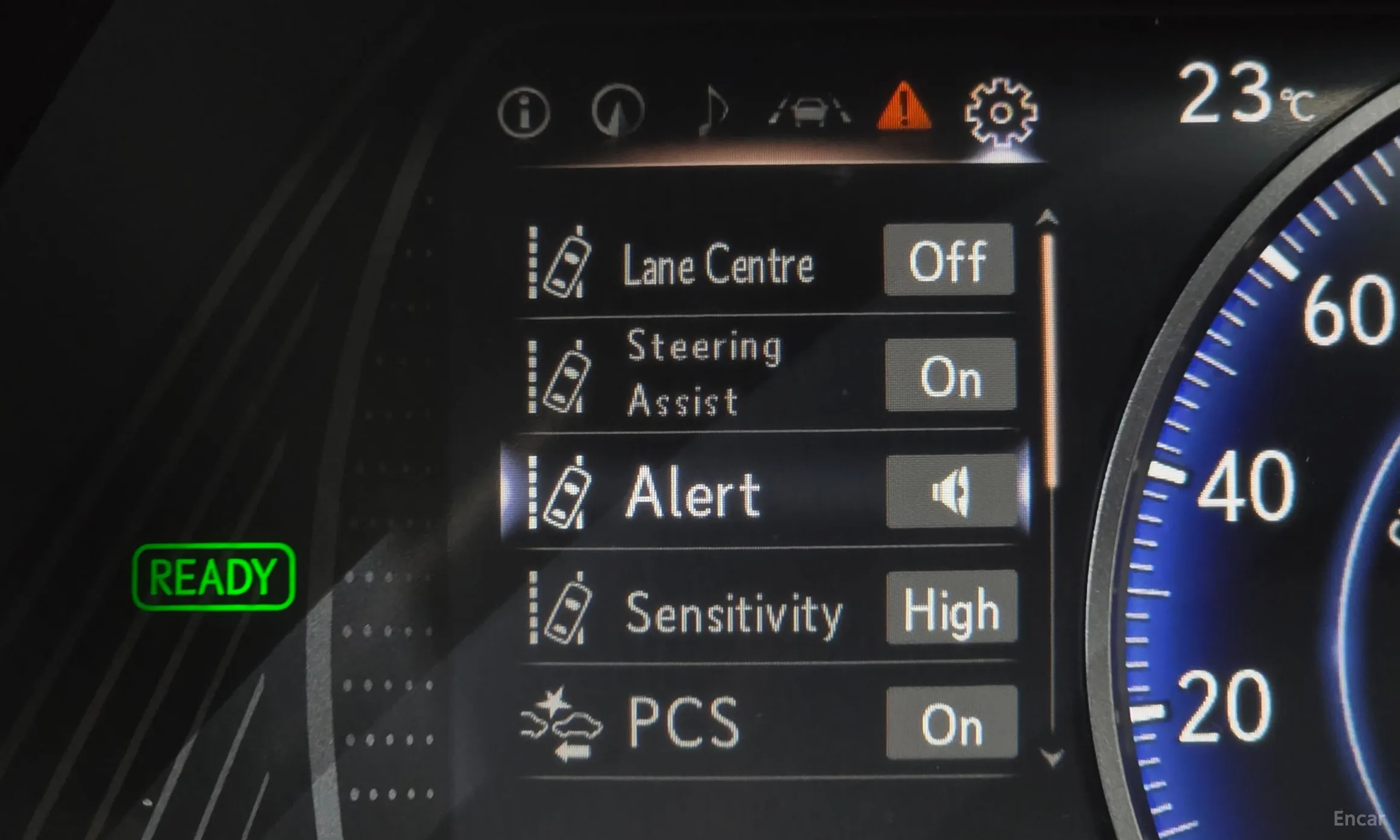 Lexus UX250h превью 17