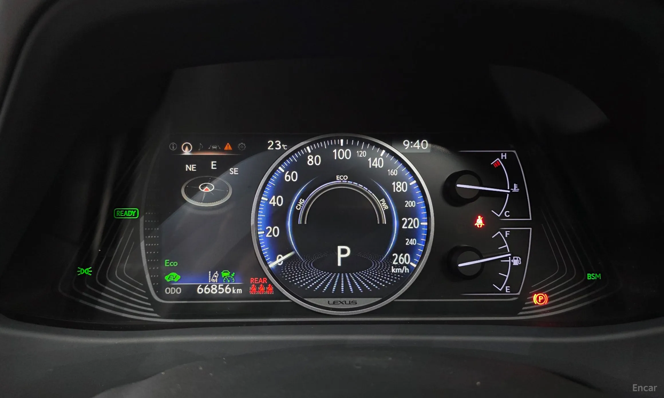 Lexus UX250h превью 8