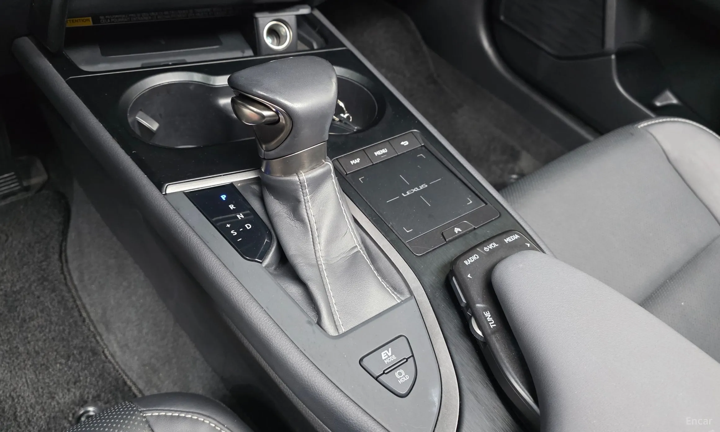 Lexus UX250h превью 9