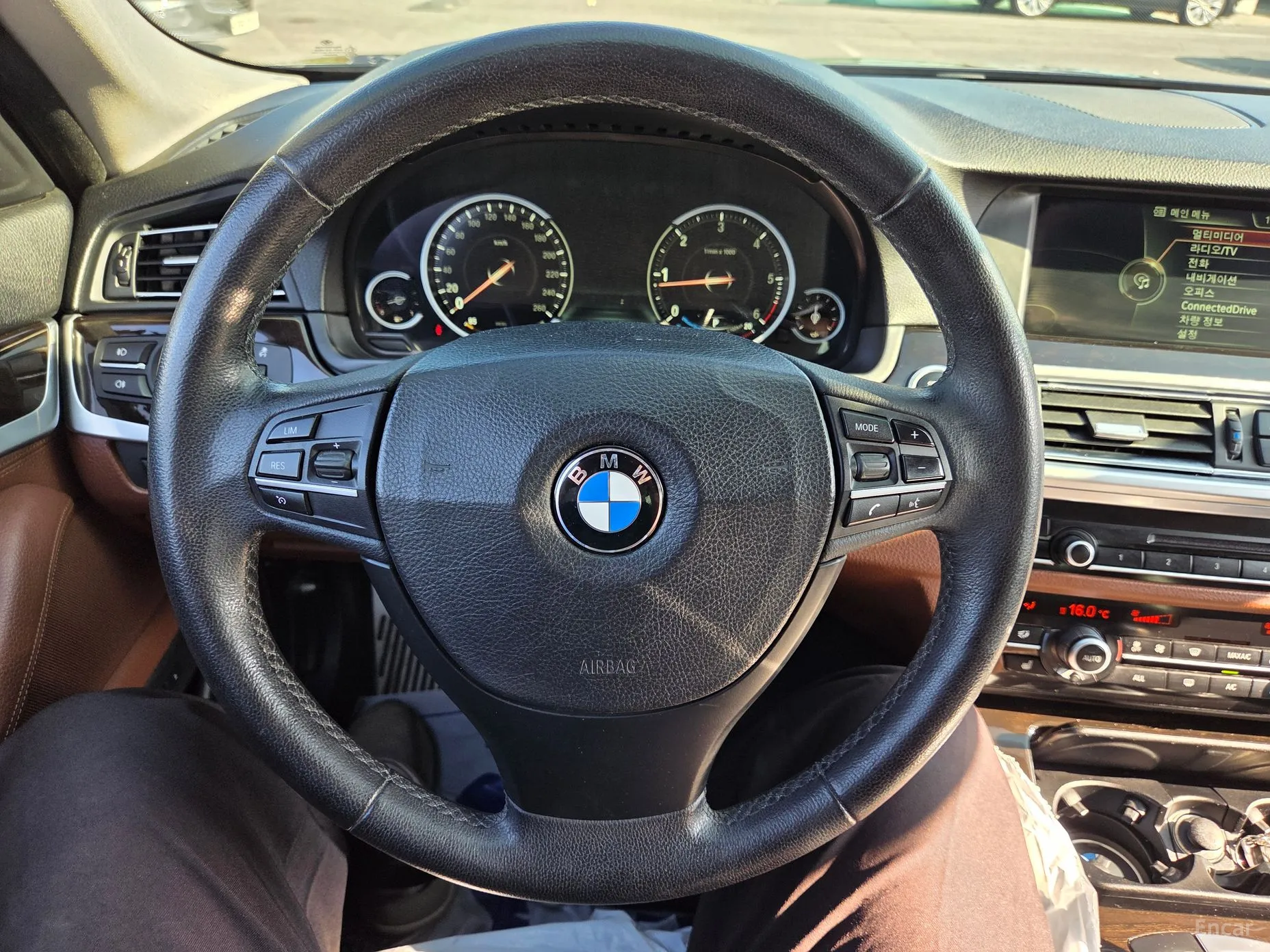 BMW 5 Series (F10) превью 9