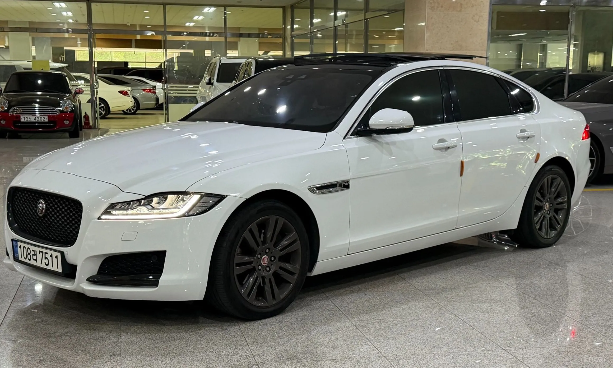 Jaguar XF (x260)