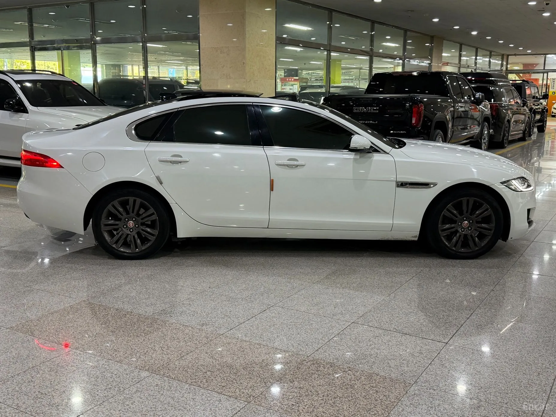 Jaguar XF (x260) превью 5
